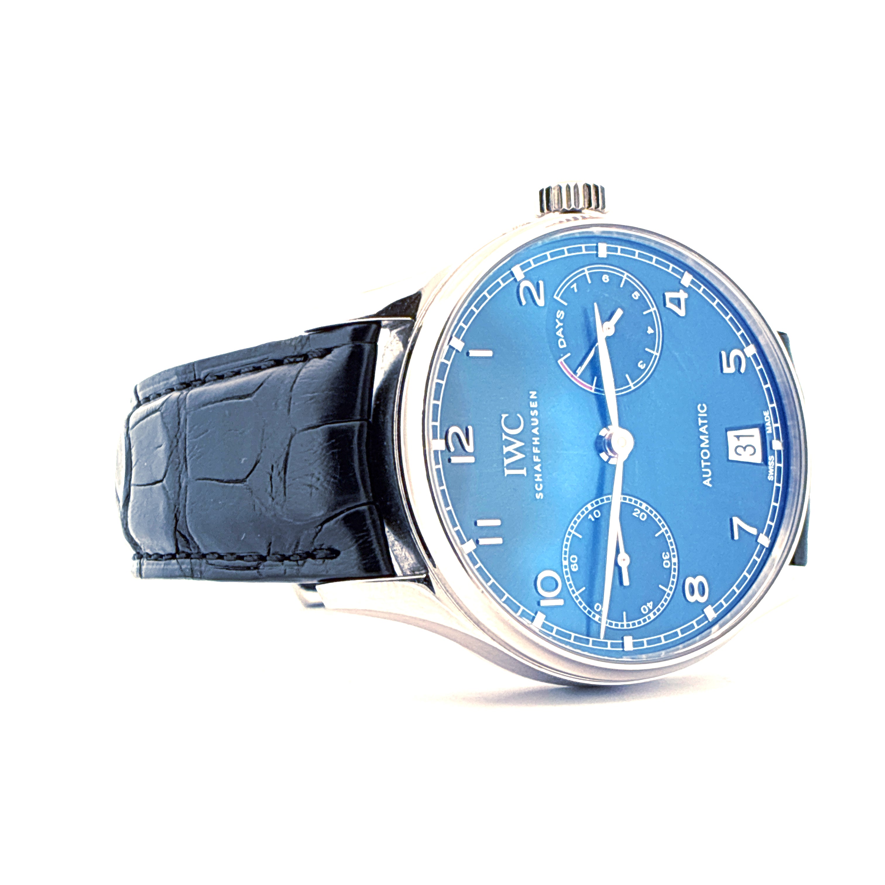 IWC Portugieser Automatikuhr mit blauem Zifferblatt, schwarzem Lederarmband und silbernem Gehäuse auf weissem Hintergrund