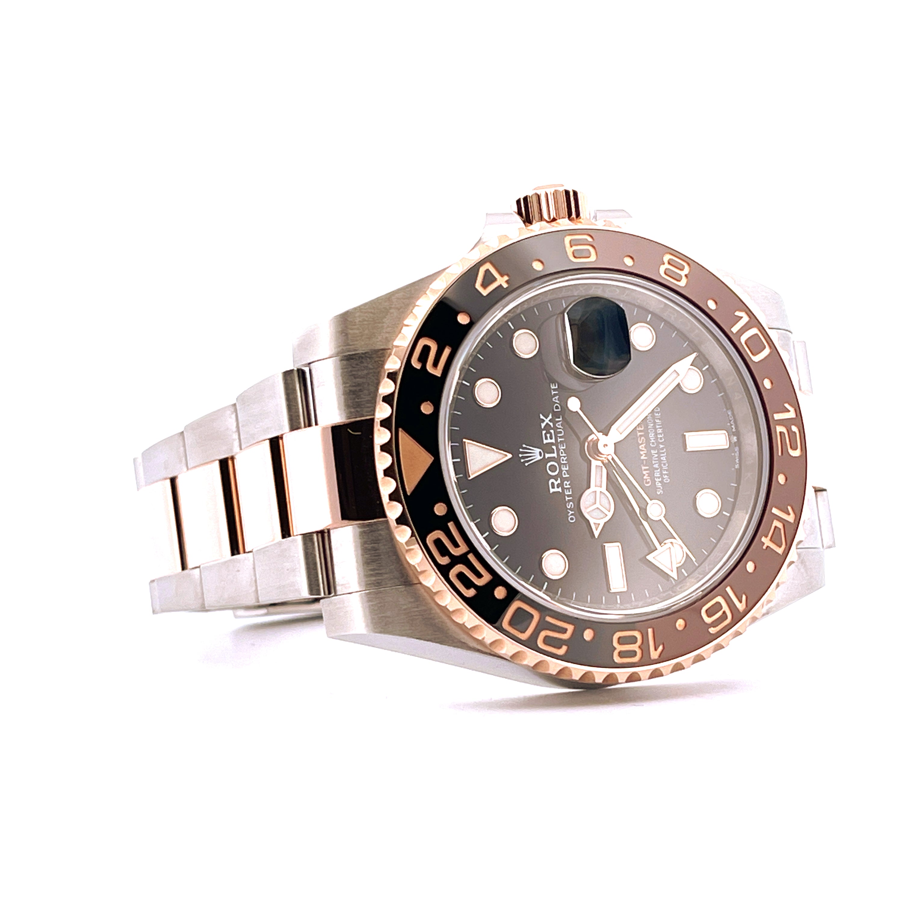 Rolex GMT-Master II Rootbeer aus Stahl und Gold mit brauner Lünette vor weißem Hintergrund