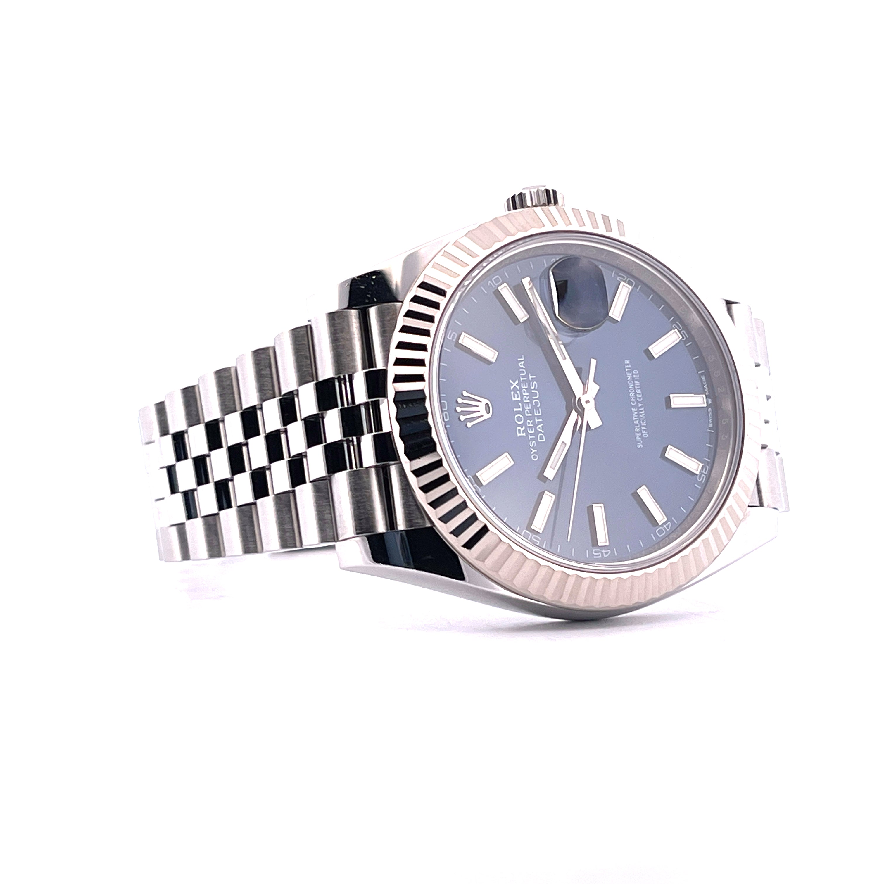 Rolex Datejust 41 mit blauem Zifferblatt und Jubilee-Armband aus Stahl auf weißem Hintergrund