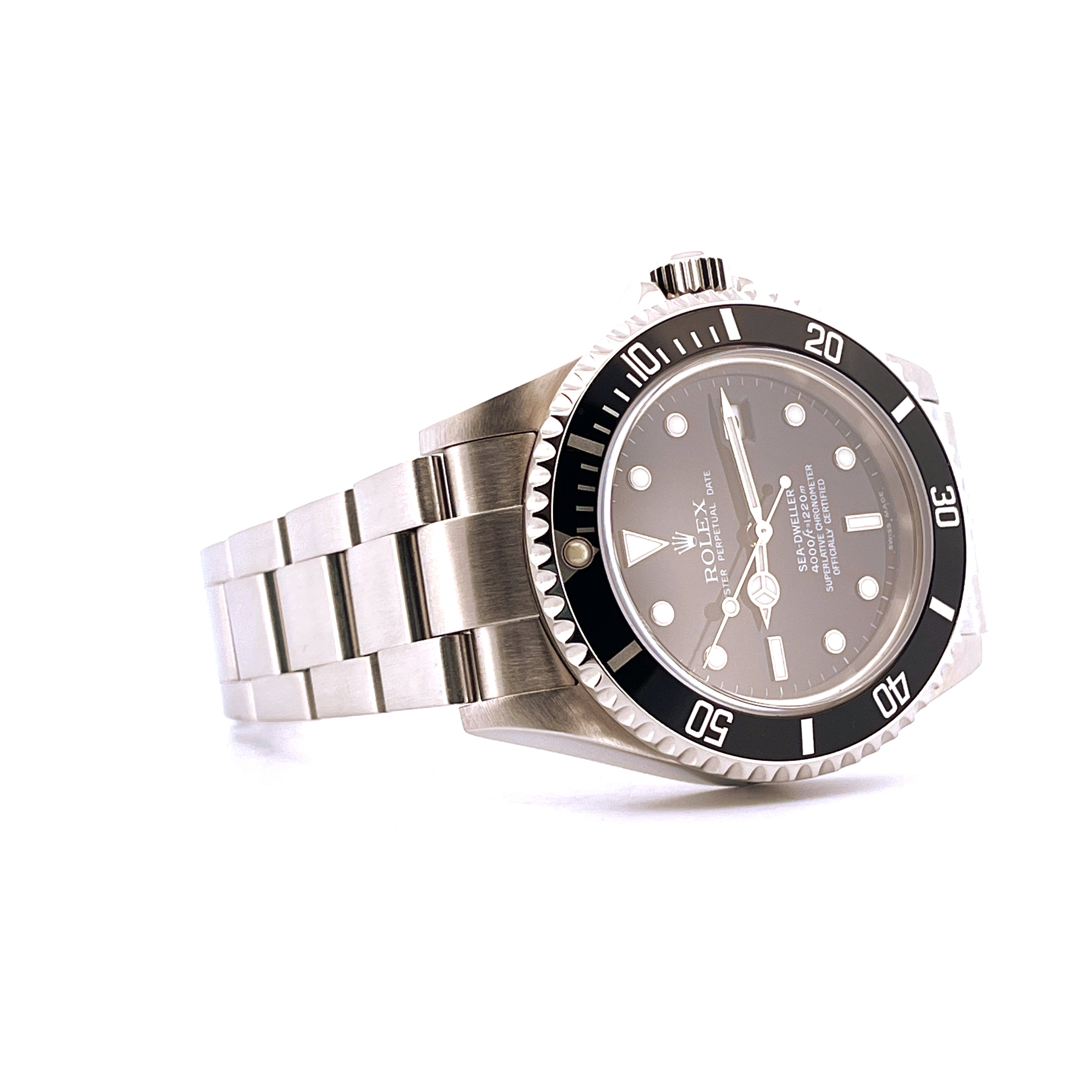 Rolex Sea-Dweller 4000 Stahl mit schwarzem Zifferblatt und Stahlband auf weißem Hintergrund