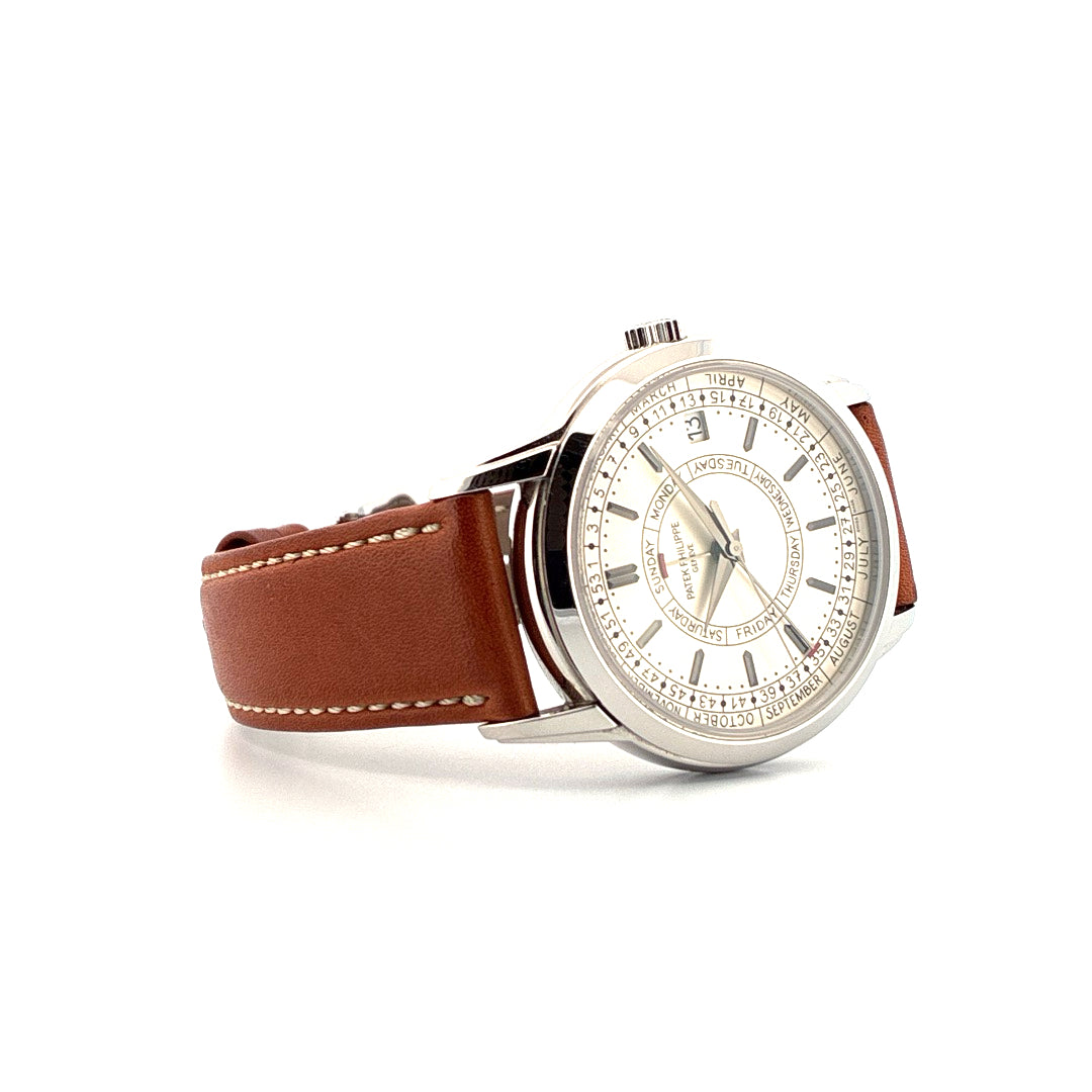 Patek Philippe Calatrava Weekly Calendar 5212A-001 im Profil mit braunem Lederarmband vor weißem Hintergrund