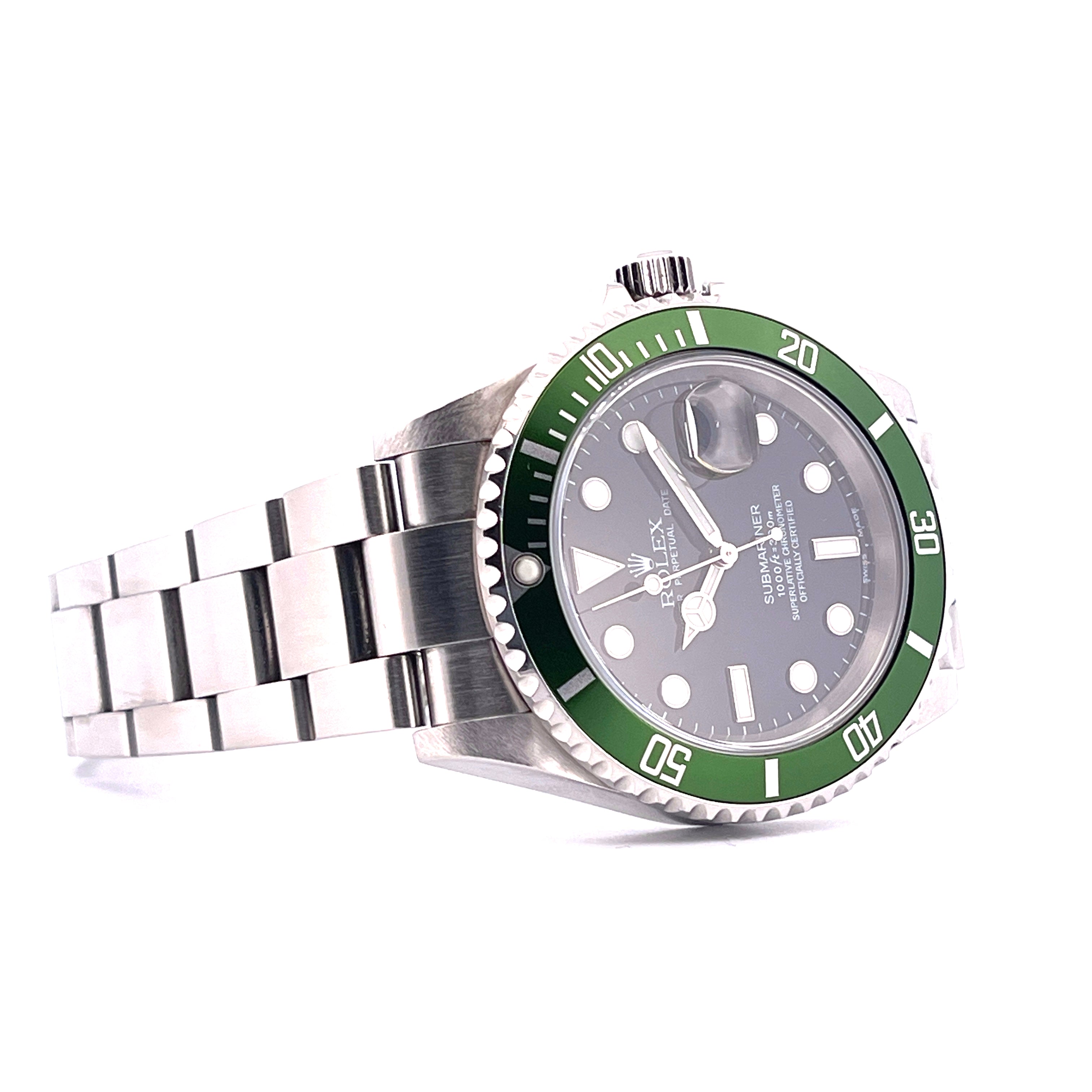 Eine Rolex Submariner Date Kermit Flach 4 mit Stahlarmband vor hellem Hintergrund