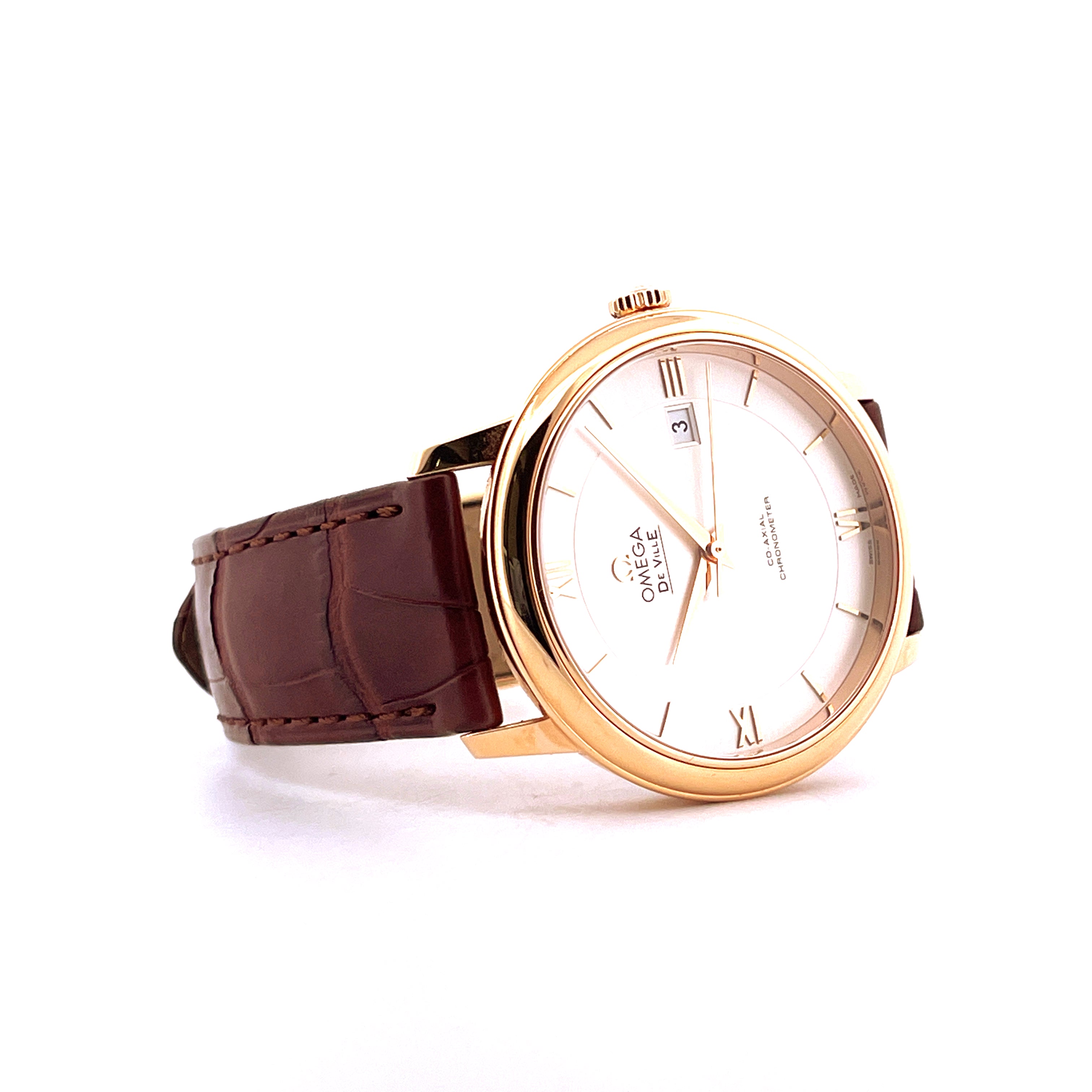Omega De Ville Prestige Date aus Gelbgold mit braunem Lederarmband im Profil vor weißem Hintergrund