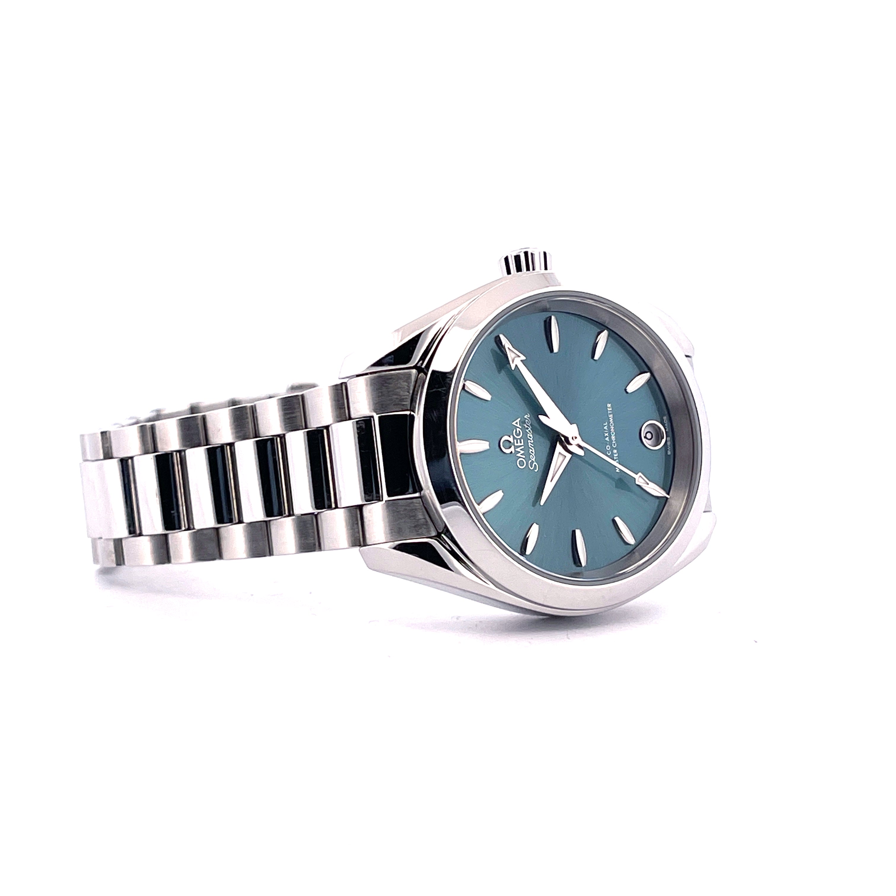 Omega Seamaster Aqua Terra 34 mm Petrol mit Edelstahlarmband, Seitenansicht auf weißem Hintergrund mit 10 Indizes