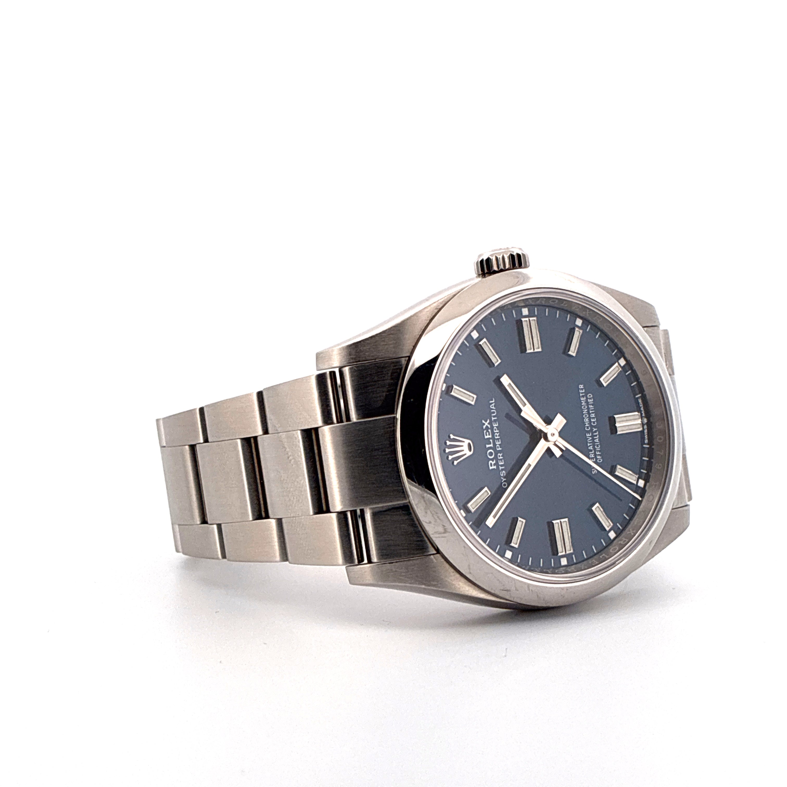 Eine Rolex Oyster Perpetual 36 mit blauem Zifferblatt im Detail auf weißem Hintergrund