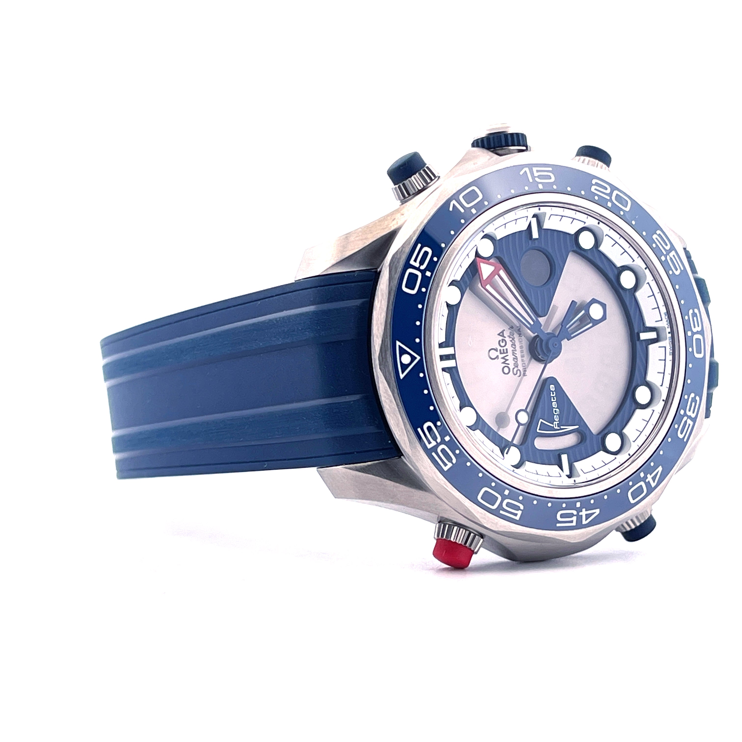 Omega Seamaster Regatta America's Cup Chronograph aus Titan mit blauem Kautschukband im Detail