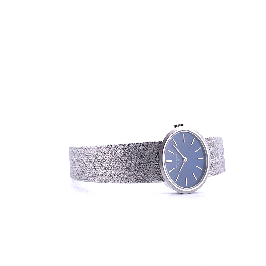 Patek Philippe Ellipse d'Or Weißgold Damenuhr mit blauem Zifferblatt und Milanese-Armband im Profil auf weißem Hintergrund