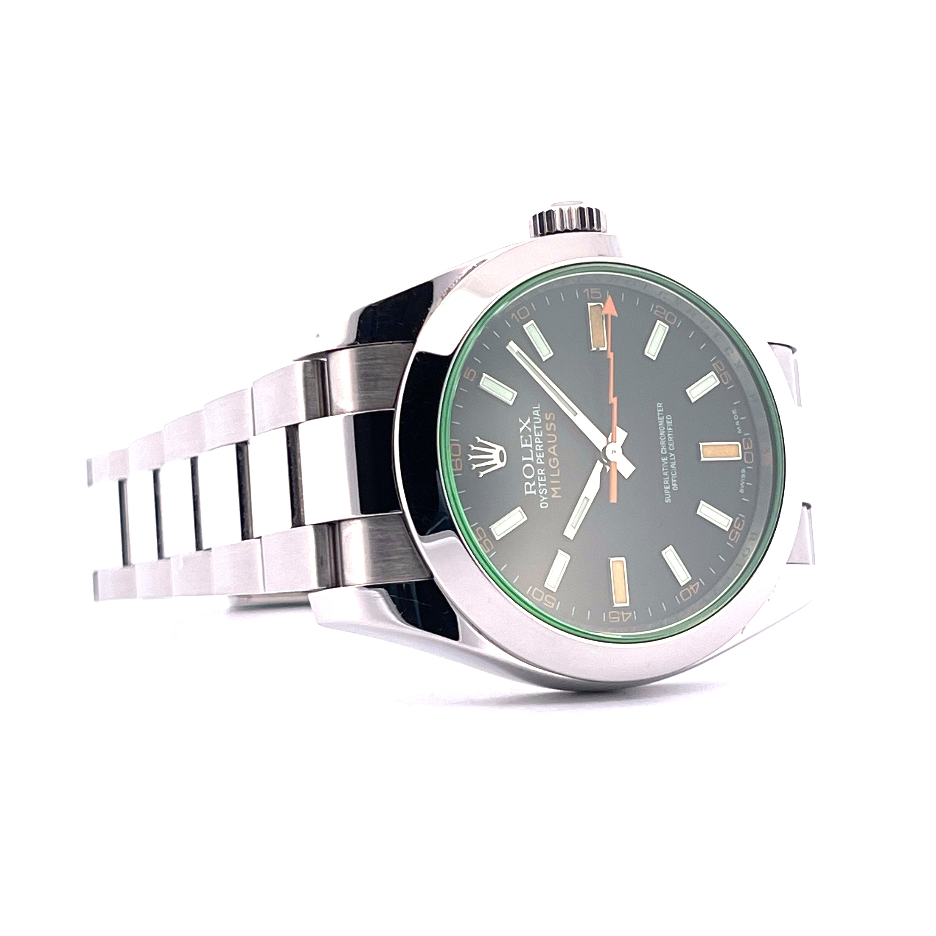 Rolex Milgauss 116400GV Stahl mit grauem Zifferblatt und gruenem Glas auf weissem Hintergrund, 1 orangefarbener Blitzzeiger, 10 Indexe