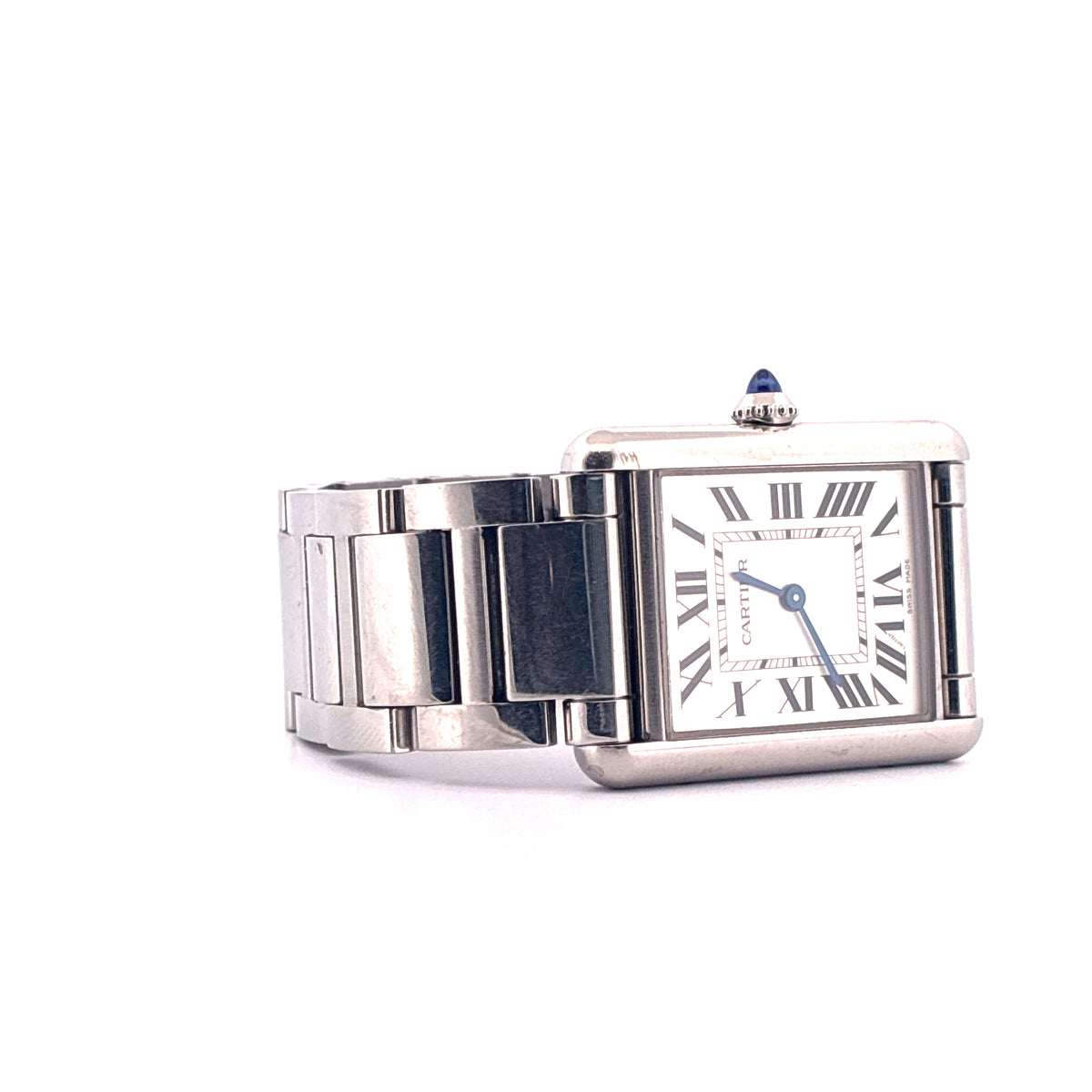 Cartier Tank Must De Cartier / watch only / stainless steel / folding clasp, Schrägansicht mit Zifferblatt, Armband und Krone vor weißem Hintergrund