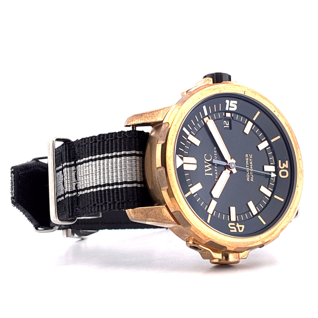 IWC Aquatimer Automatic Limited Edition 250 (2019) in Bronzekeithaus, schwarzes NATO-Armband, Seitenansicht, weisser Hintergrund