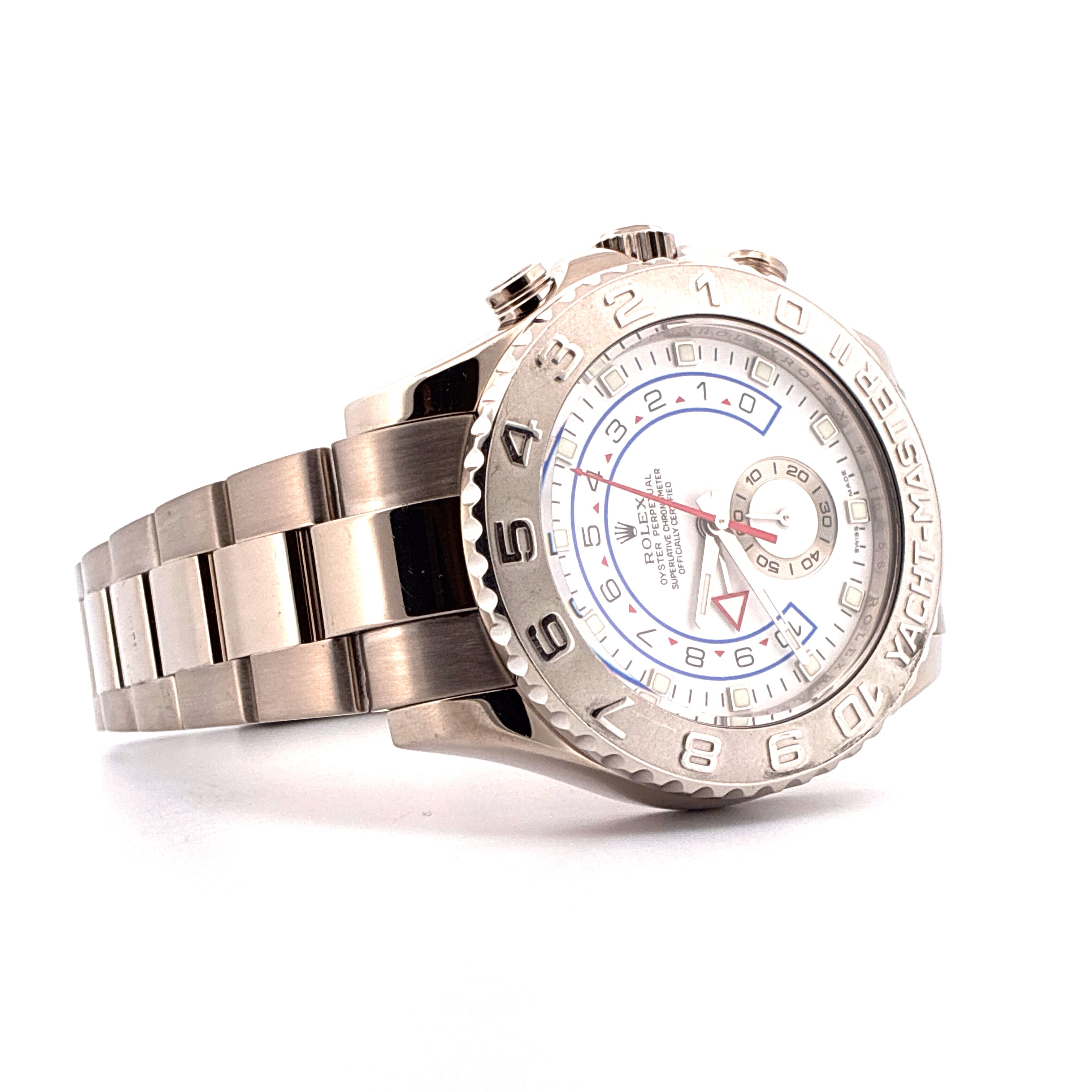 Rolex Yacht-Master II Uhr aus Weißgold im Seitenprofil auf weißem Hintergrund mit einem silbernen Armband und weißem Zifferblatt