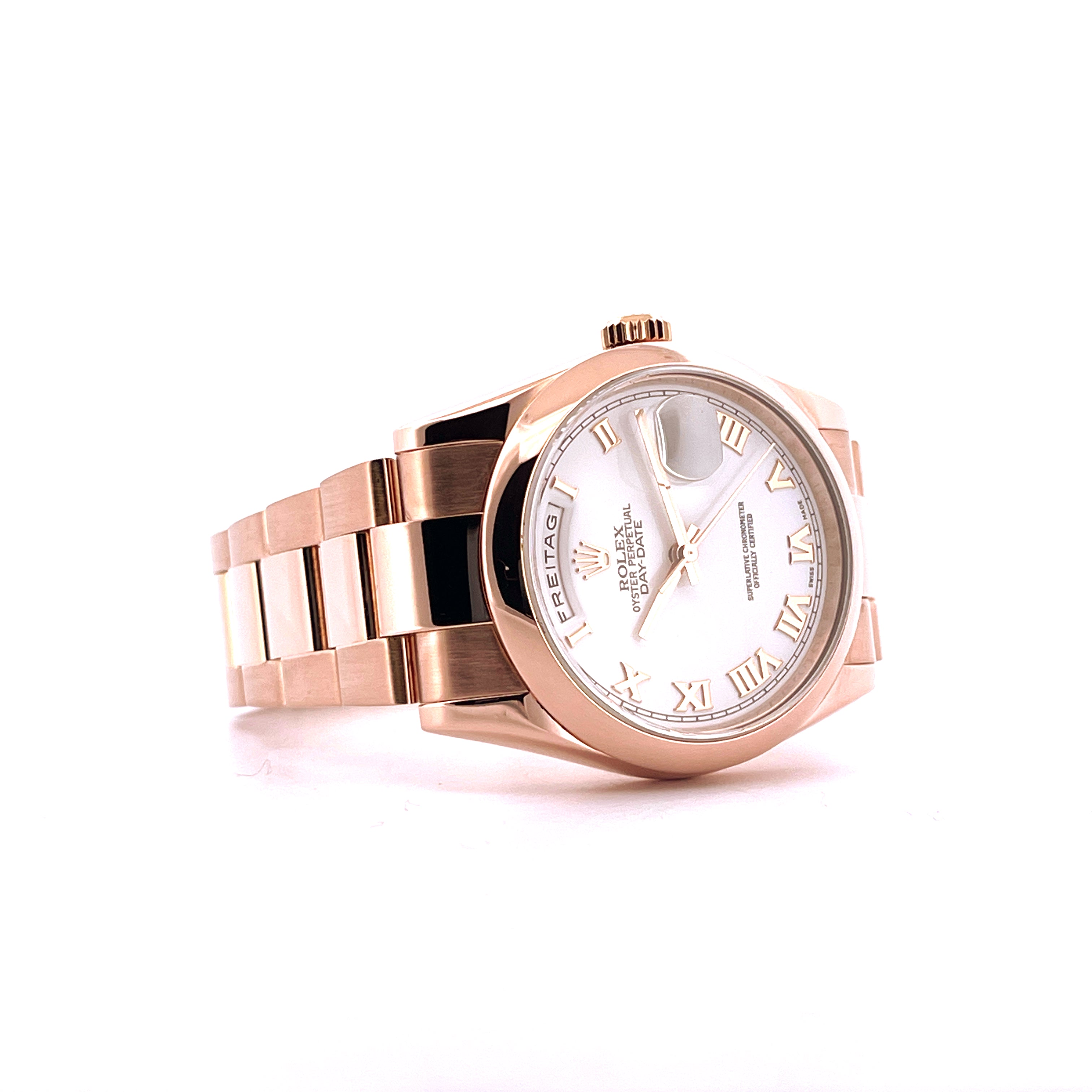 Rolex Day-Date 36mm Roségold mit weißem Zifferblatt und Band auf weißem Hintergrund