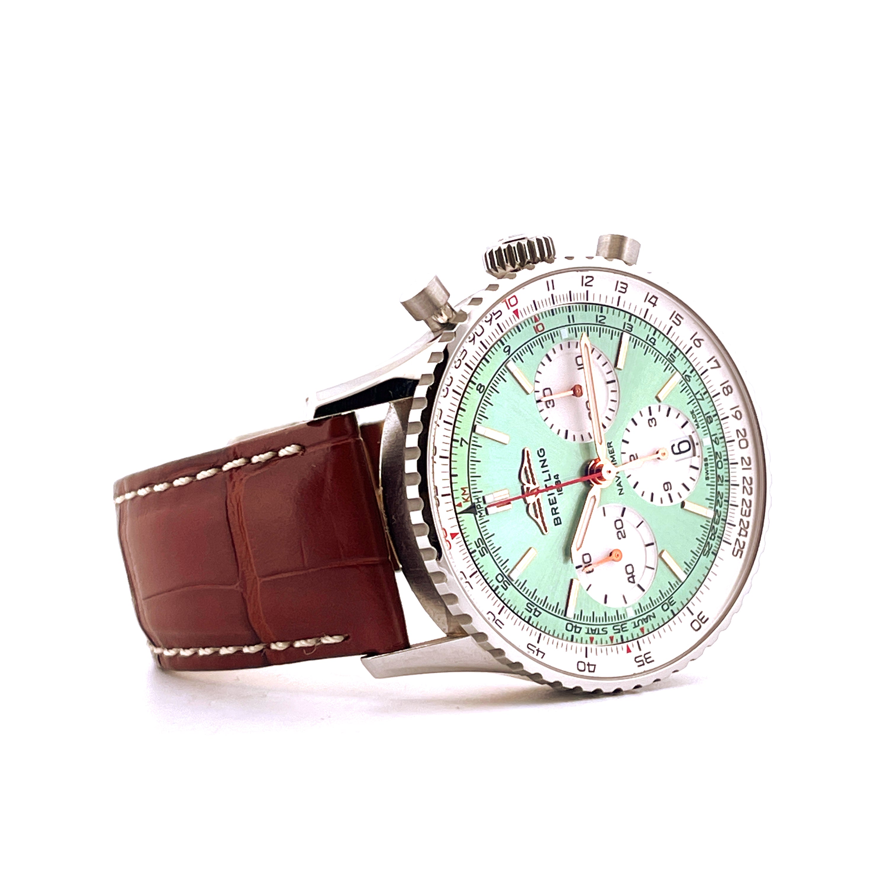 Breitling Navitimer B01 Chronograph Mint Green mit braunem Lederarmband von links auf weißem Hintergrund