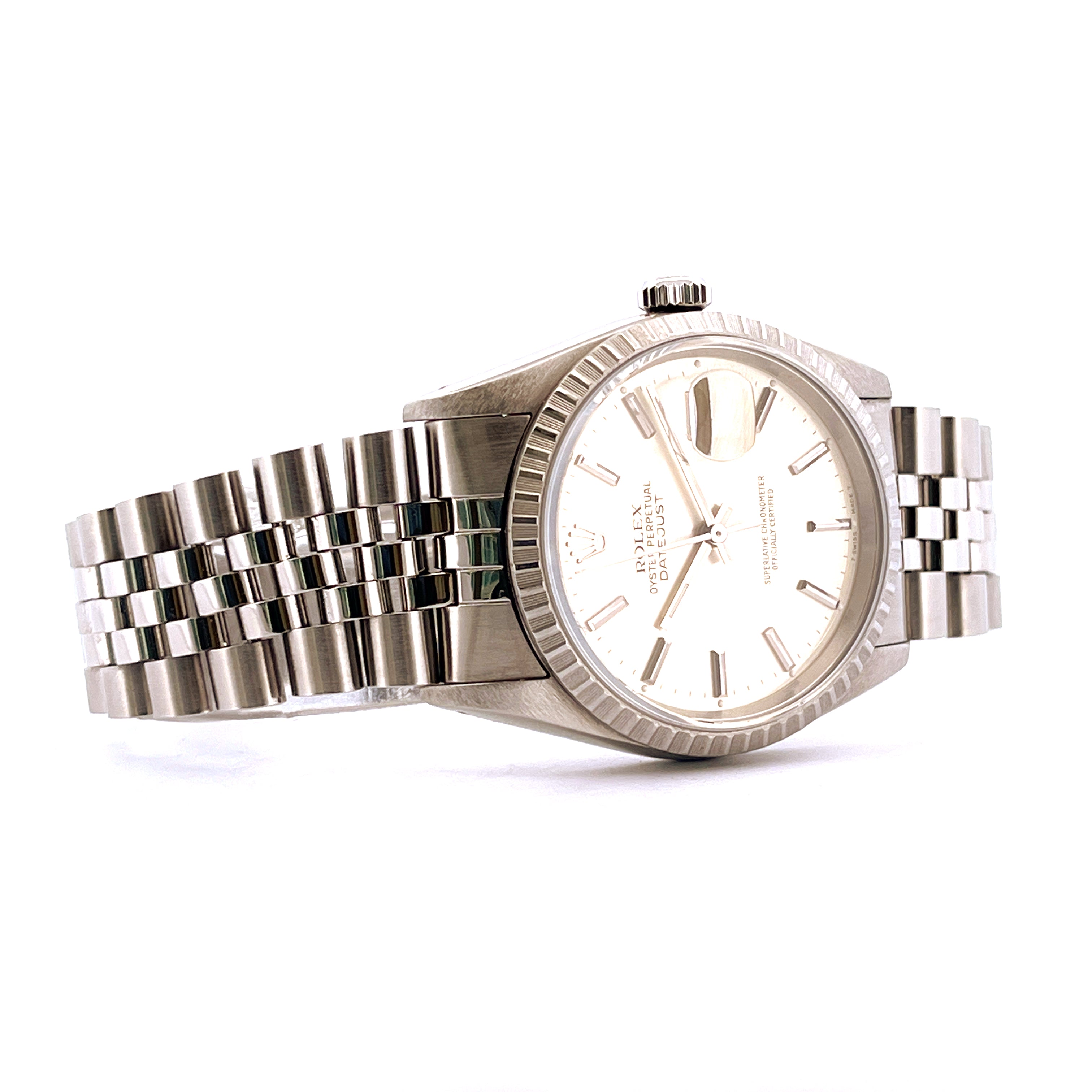 Rolex Datejust 36 Silver 16220 mit Stahlarmband in Seitenansicht auf weißem Hintergrund