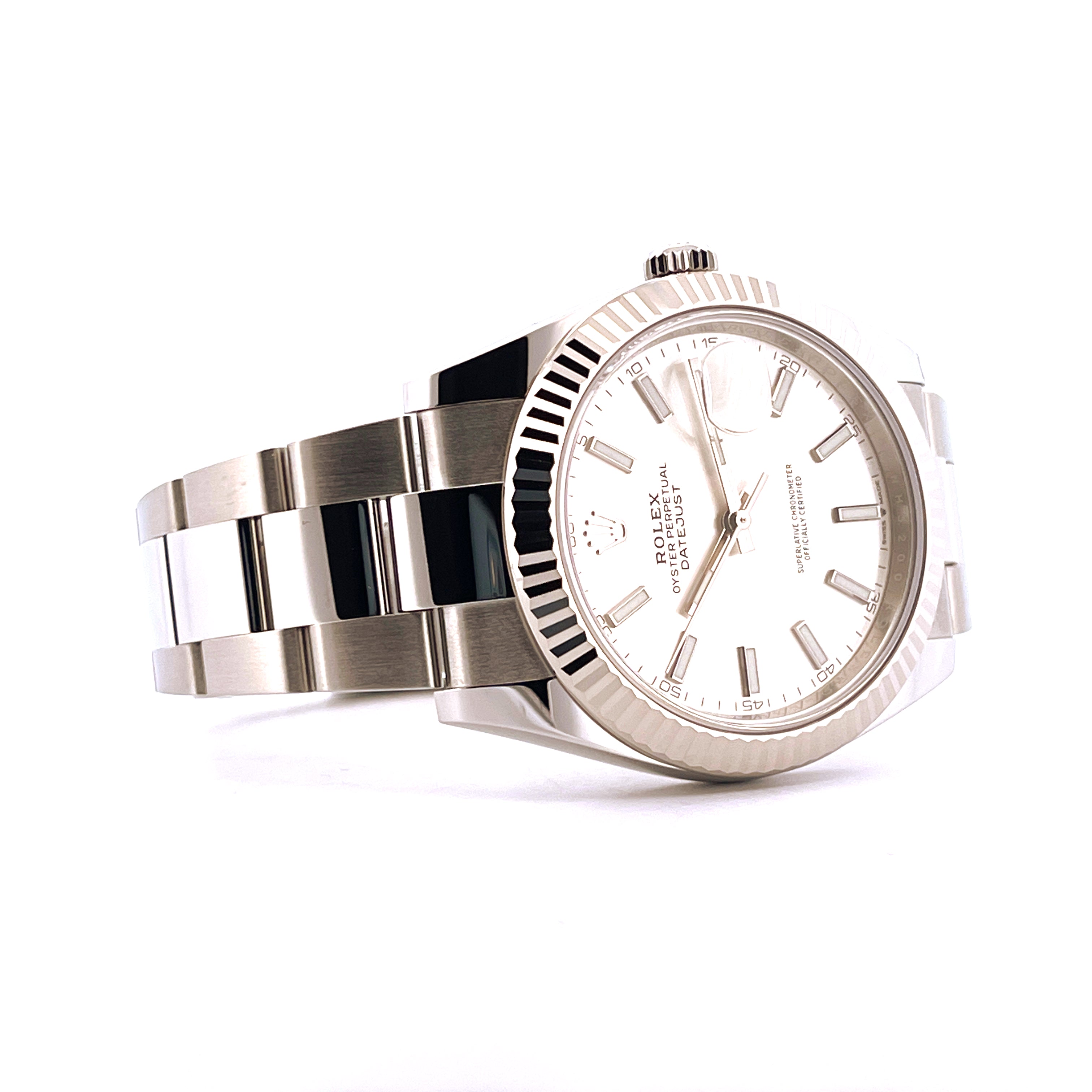 Eine Rolex Datejust 41 aus Stahl mit silbernem Zifferblatt und geriffelter Lünette auf weißem Hintergrund