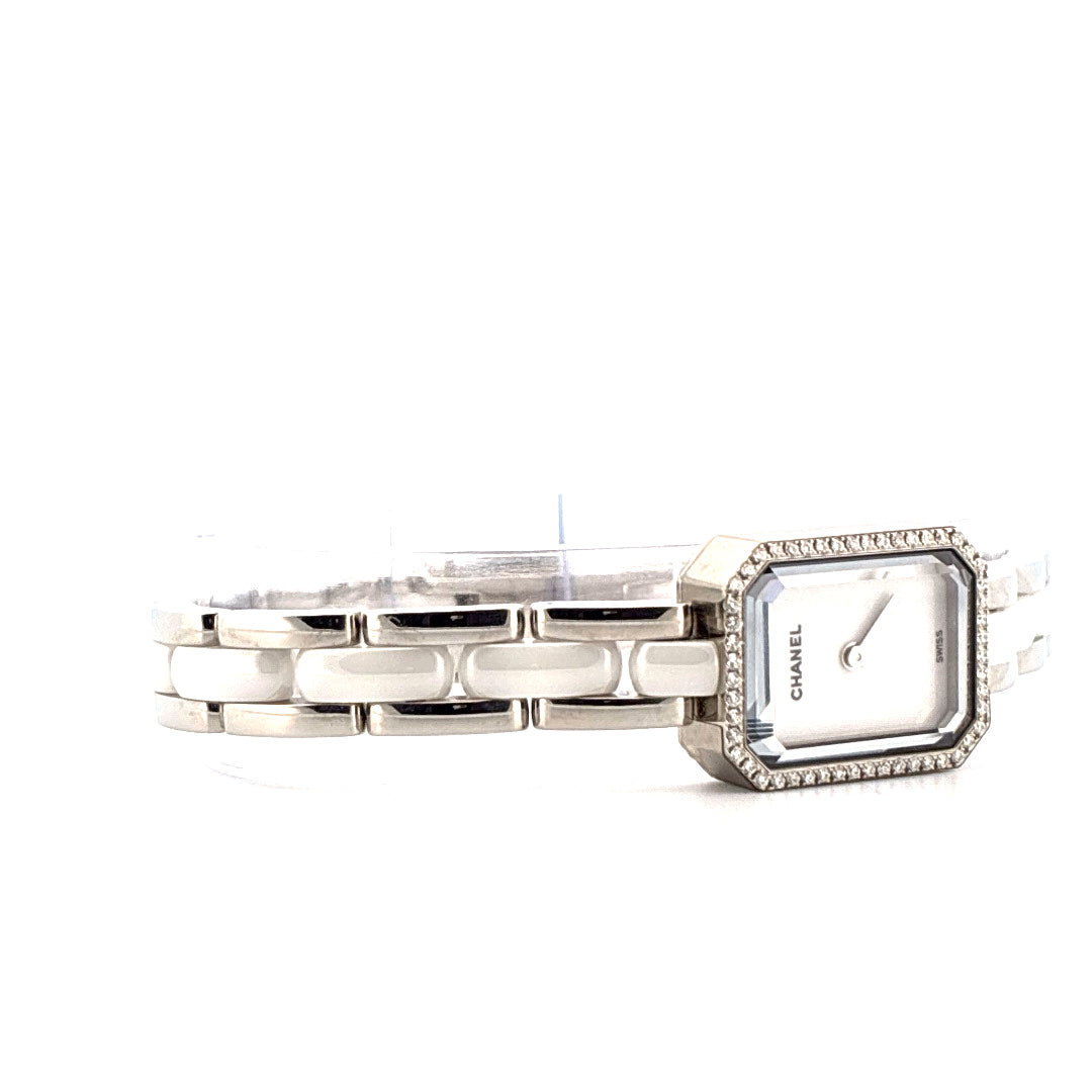 Chanel Première Uhr mit Diamantenlünette und Edelstahlarmband in Seitenansicht auf weißem Hintergrund