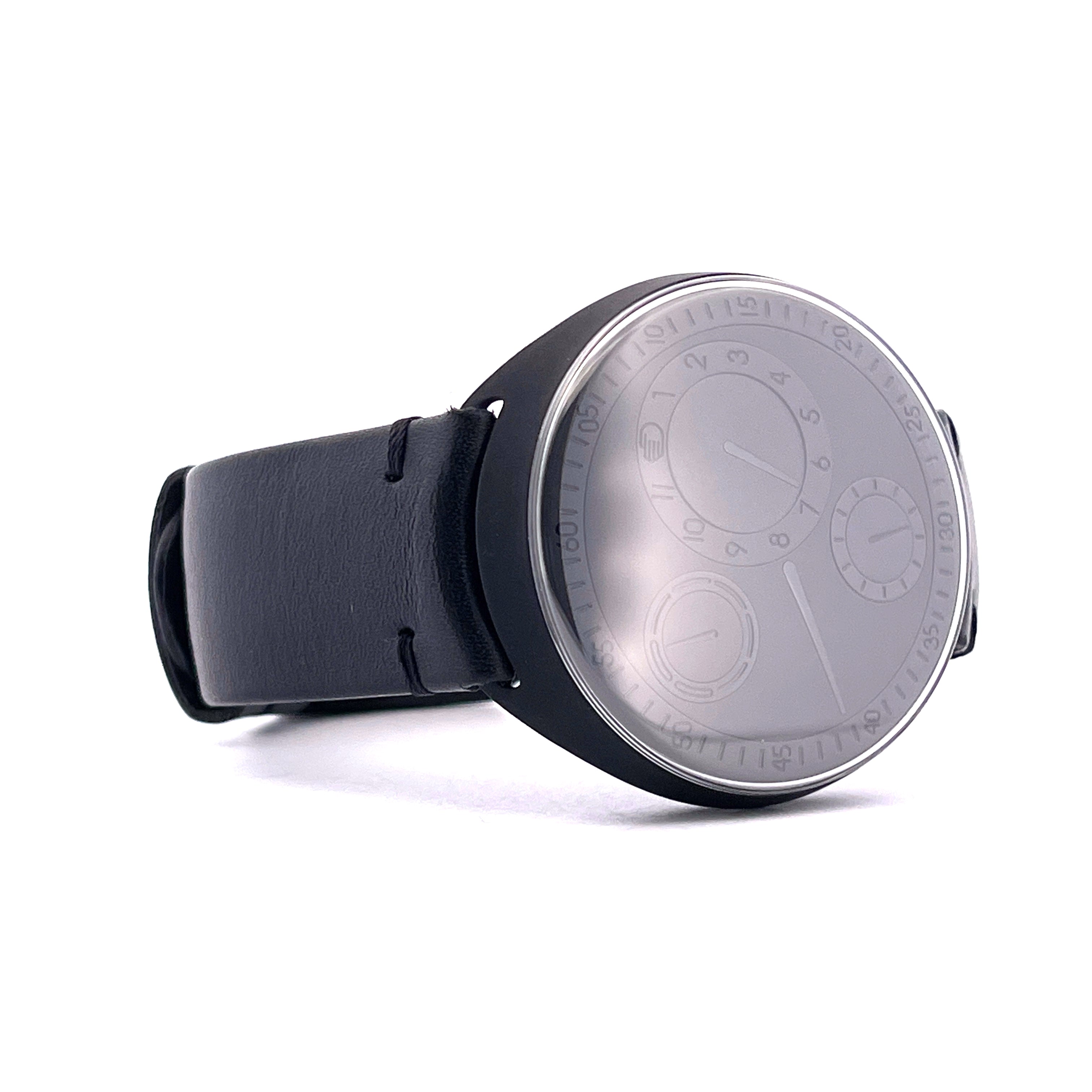 Ressence Type 1 ZZ Chronopassion Limited Edition mit schwarzem Lederarmband und einzigartigem Zifferblatt