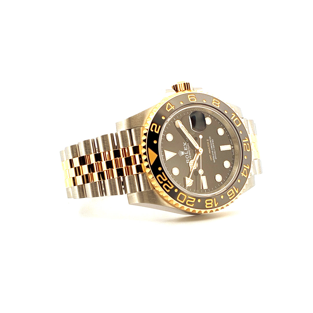 Rolex GMT-Master II Stahl/Gelbgold auf weißem Hintergrund mit sichtbarem Armband und Lünette