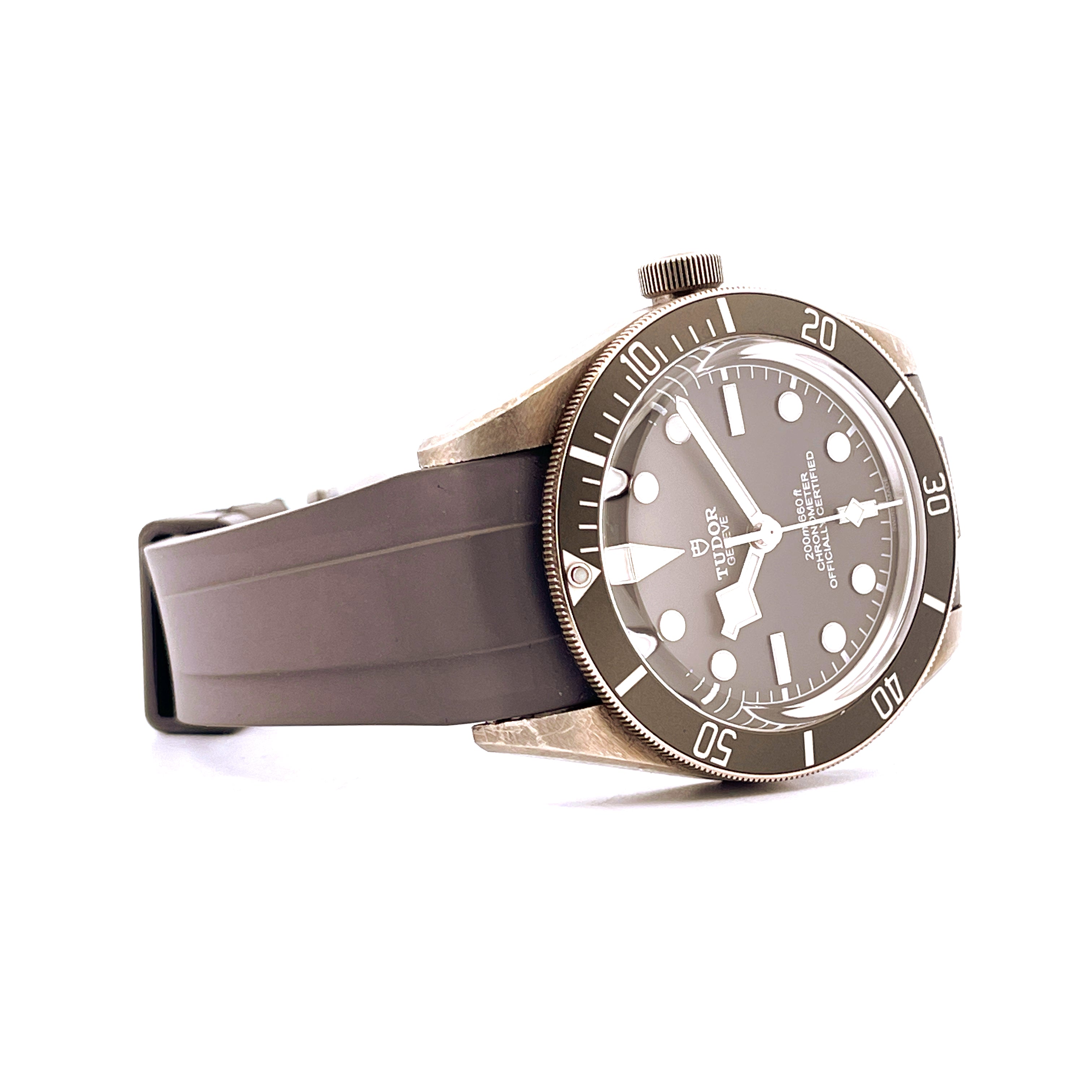 Seitenansicht einer Tudor Black Bay Fifty-Eight Silver mit silbernem Gehäuse und grauem Kautschukband