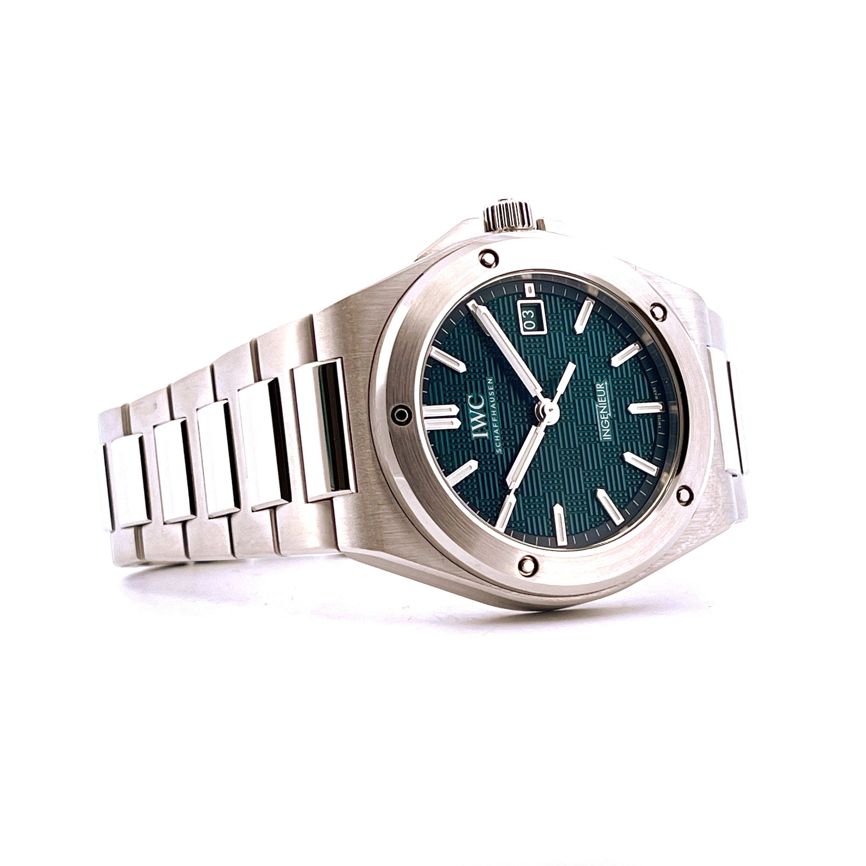IWC Ingenieur Automatic Petrol Dial im Detail von der Seite mit grauem Edelstahlgehäuse und petrolfarbenem Zifferblatt