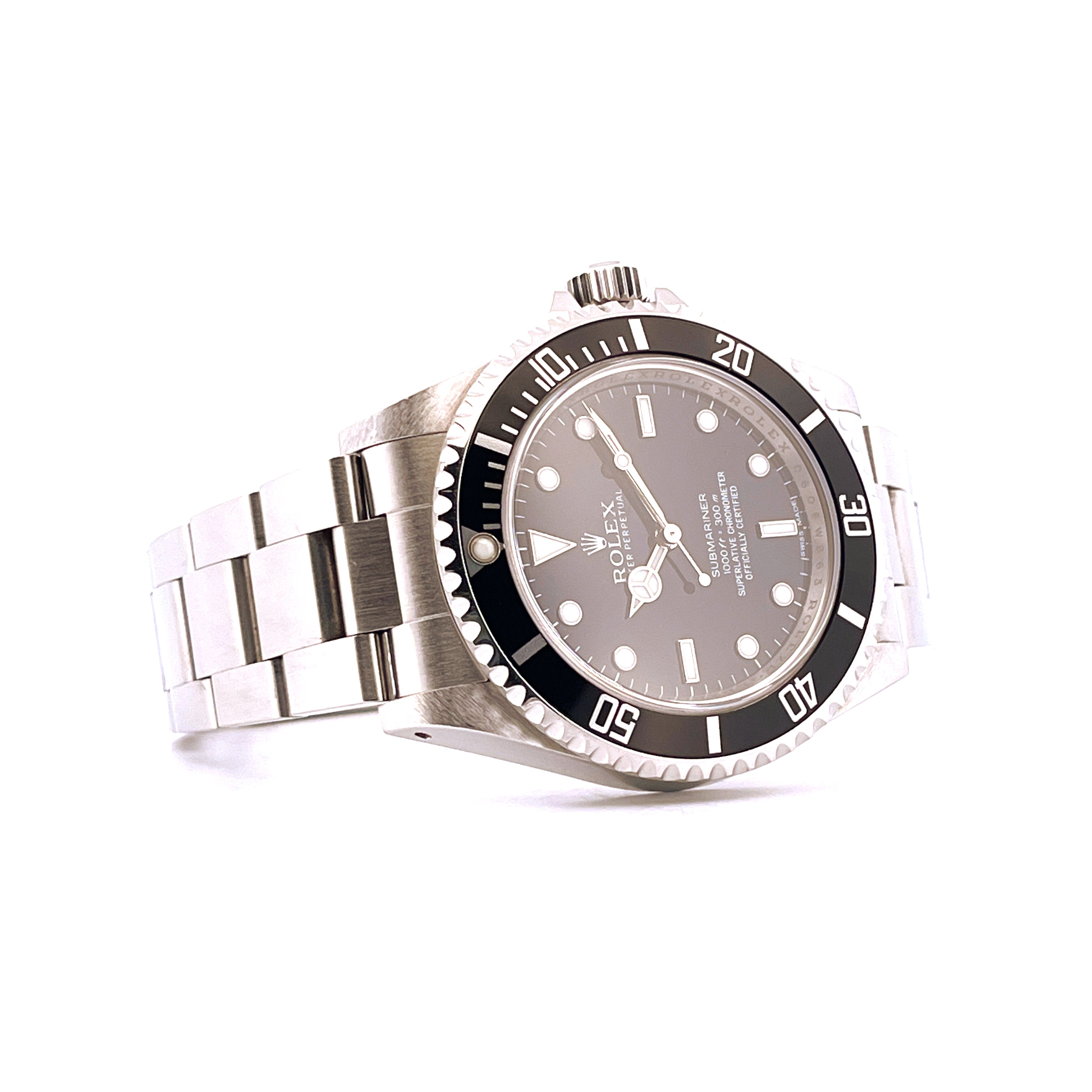 Rolex Submariner 14060M aus Stahl mit schwarzer Lünette und grauen Zifferblatt im Detail auf weißem Hintergrund