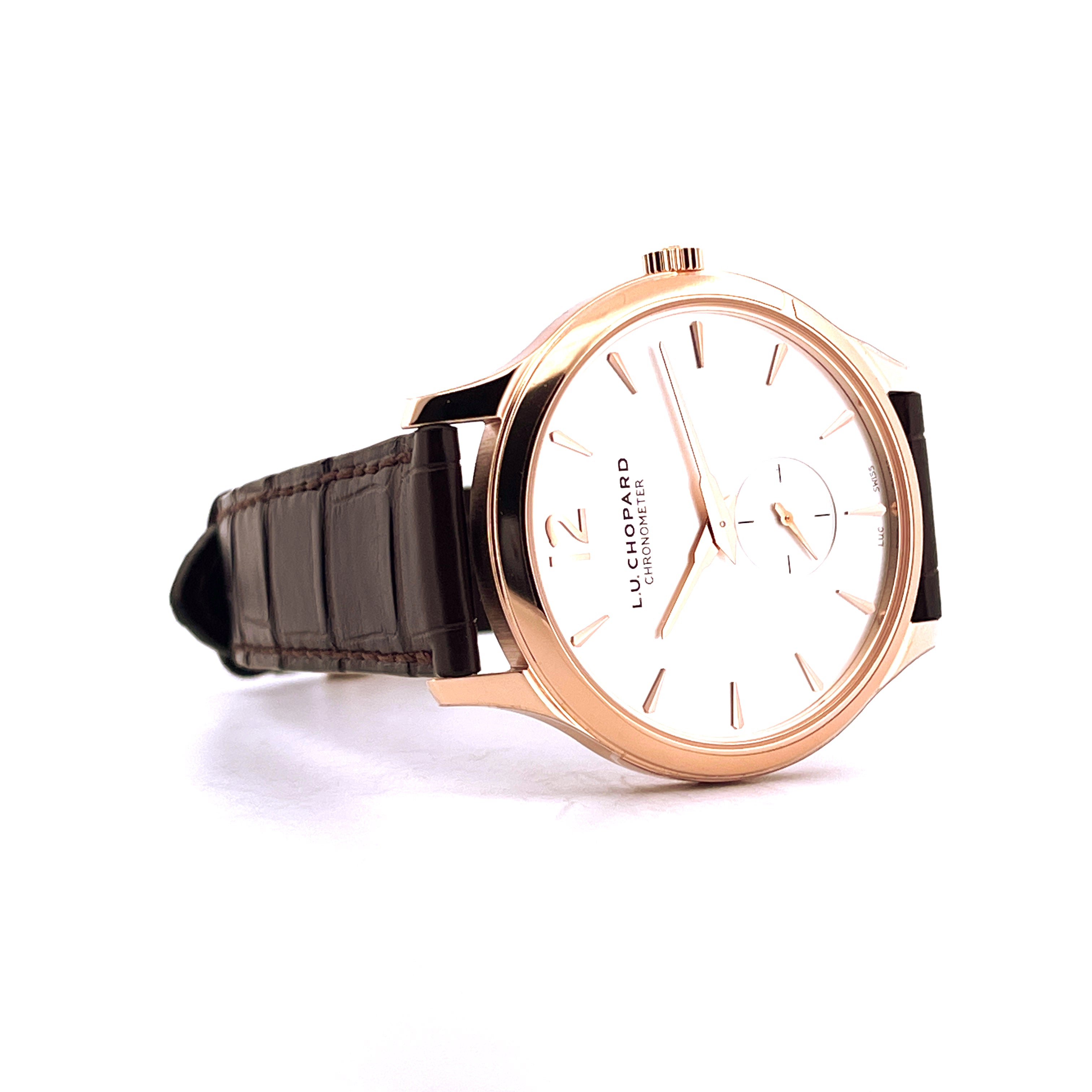 Chopard Xps L.u.c Roségold im Seitenprofil mit braunem Lederarmband auf weißem Hintergrund