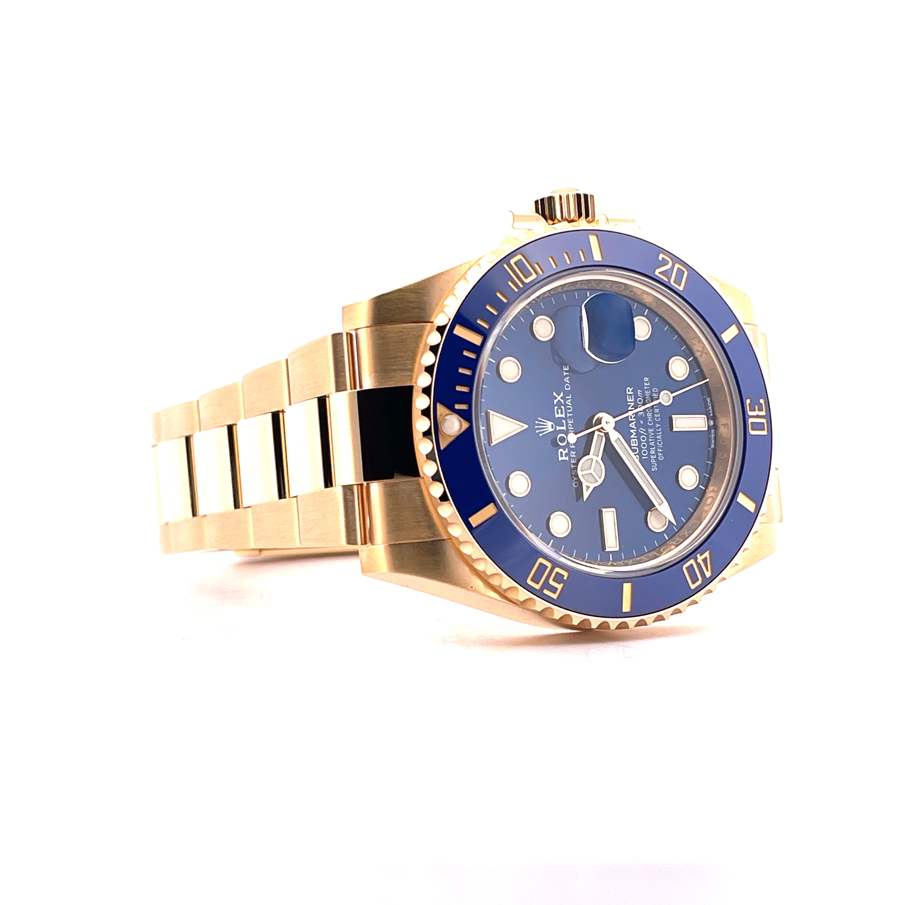 Rolex Submariner Date 126618LB Gelbgold blaue Lünette und Zifferblatt auf weißem Hintergrund