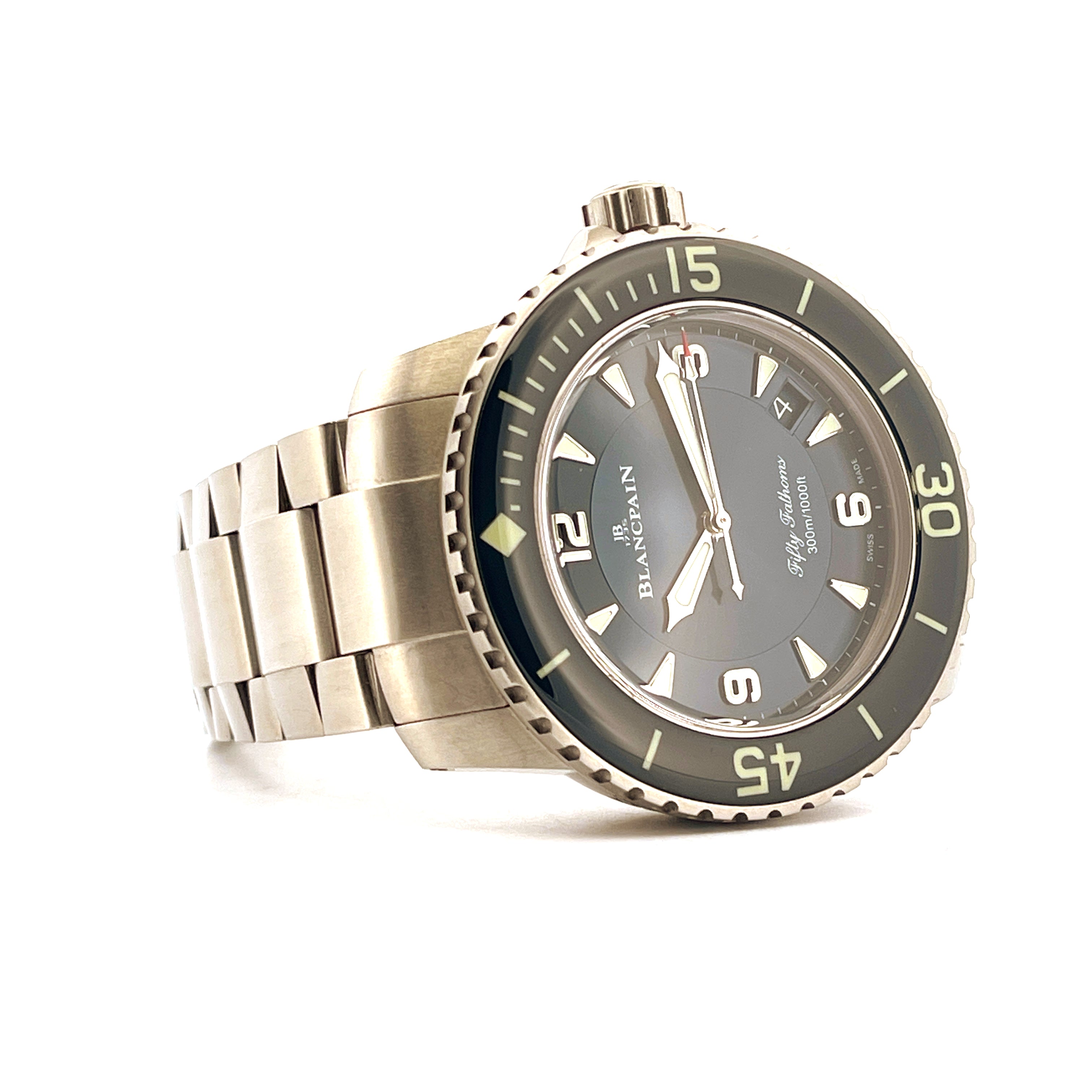 Blancpain Fifty Fathoms Automatique 45mm aus Titan mit blauem Zifferblatt und schwarzer Keramiklünette auf weißem Hintergrund