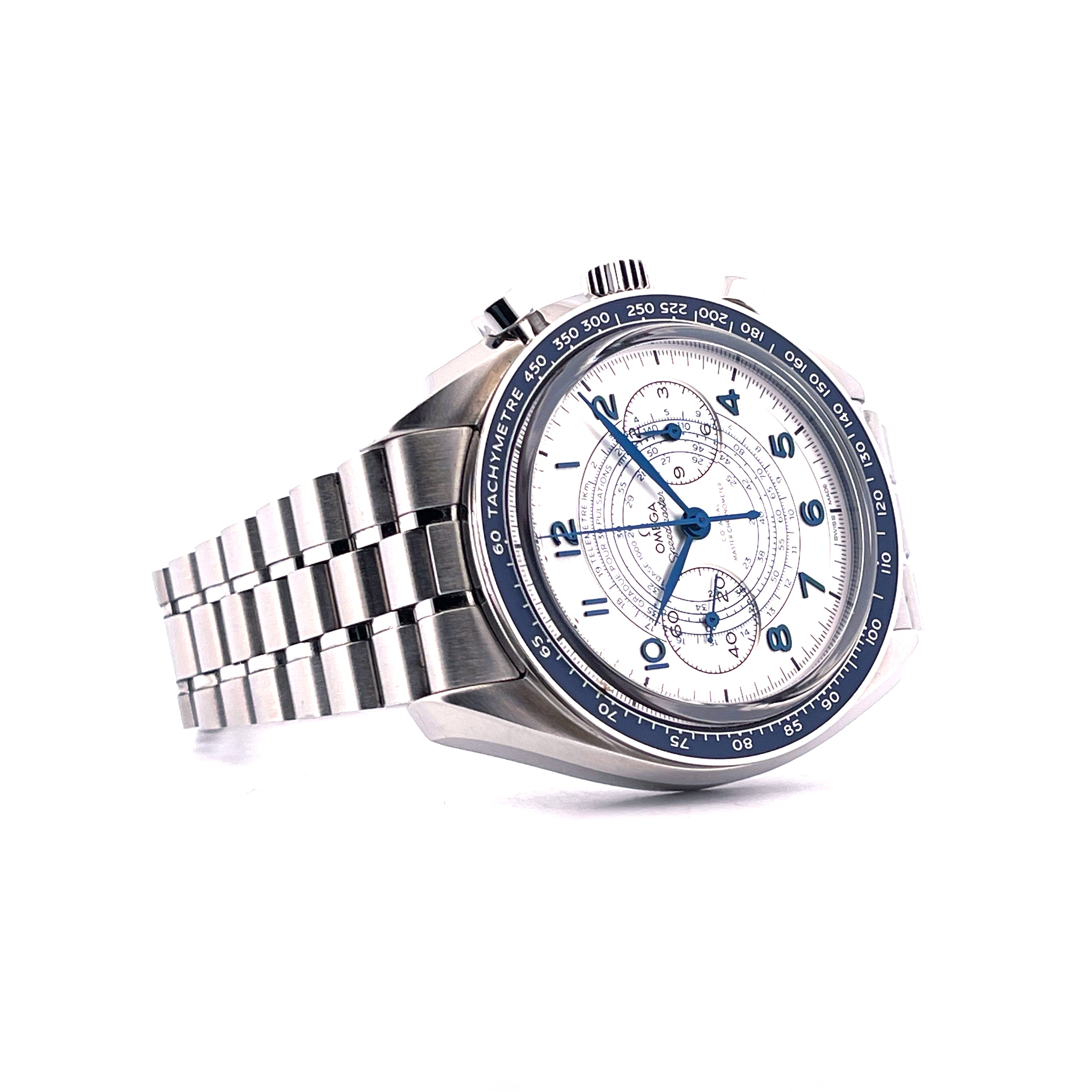 Omega Chronoscope Co-Axial Master Chronometer mit Silbernem Zifferblatt und Edelstahlarmband vor weißem Hintergrund