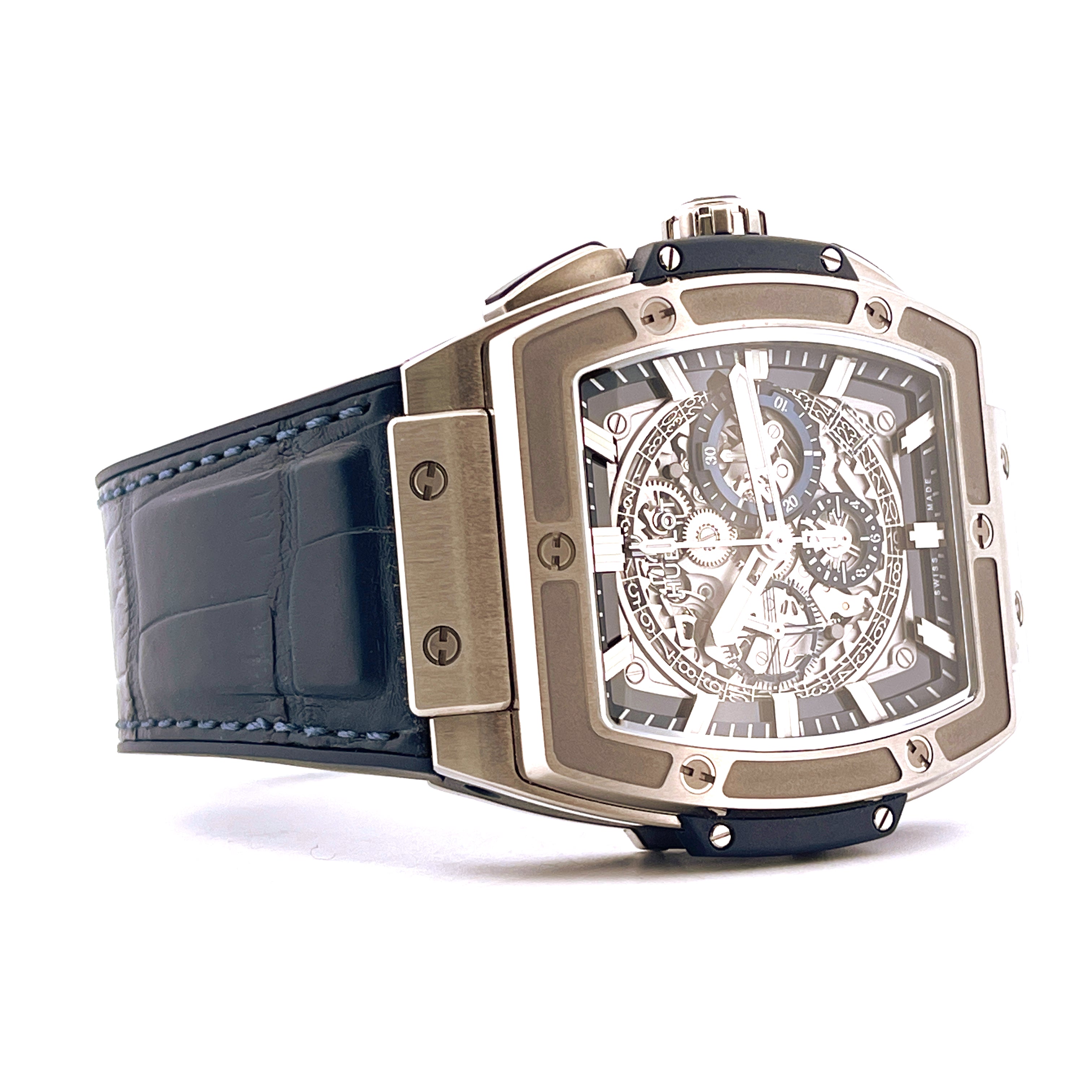 Hublot Spirit Of Big Bang Blue Titan im Profil mit skelettiertem Zifferblatt und blauem Lederarmband