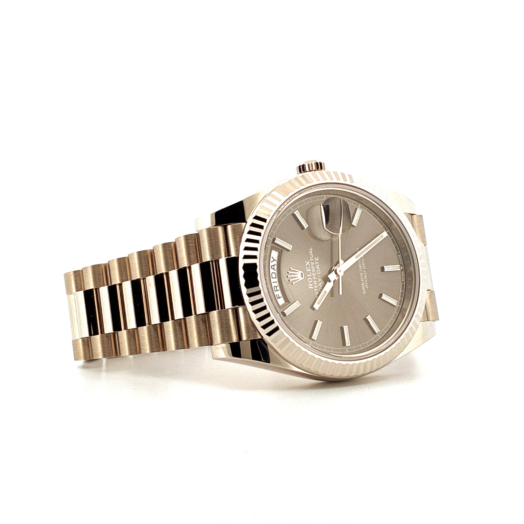 Rolex Day-Date 40 Grey Weißgold Automatik mit graubraunem Zifferblatt im Profil