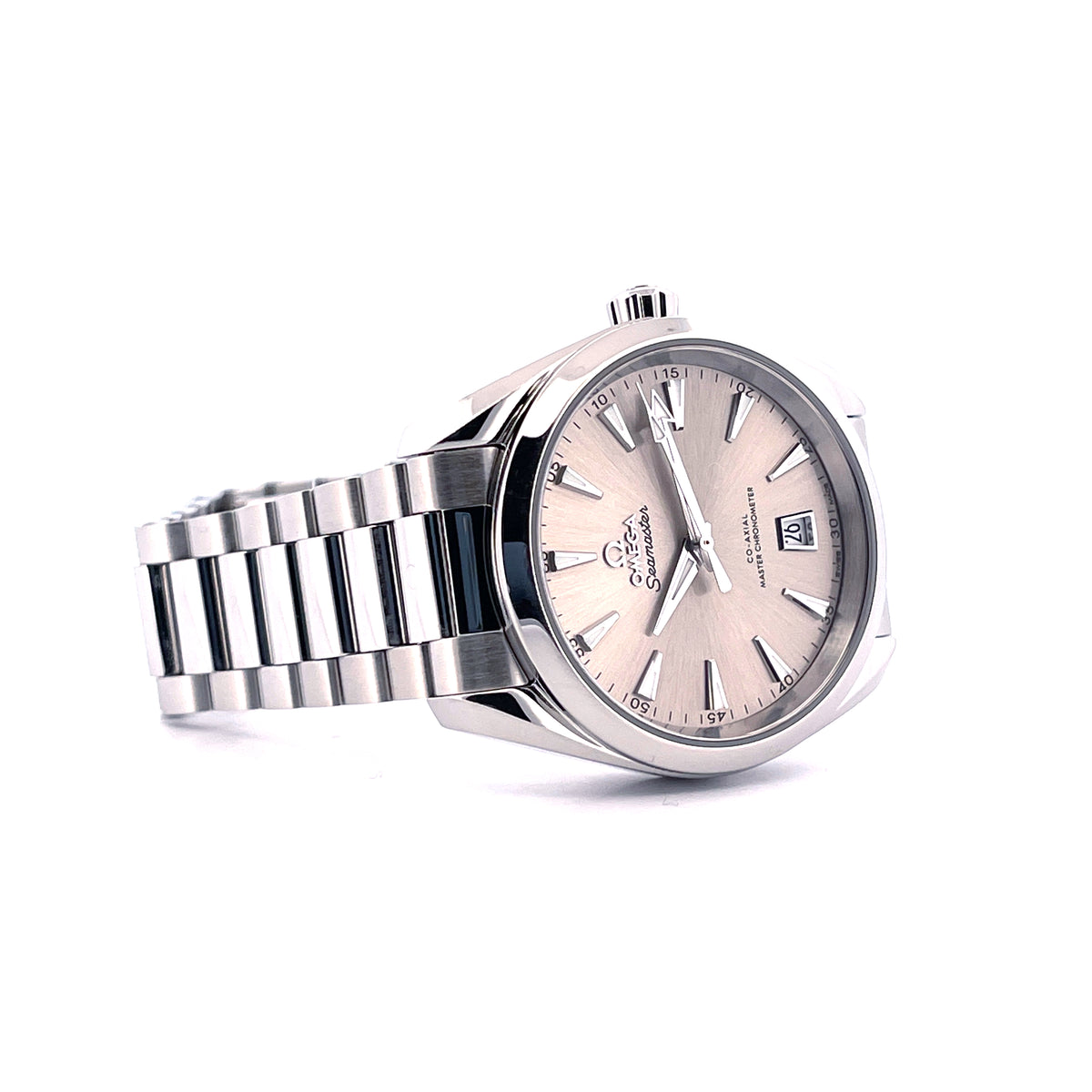 Omega Seamaster Aqua Terra 150M Champagne Dial (38mm) / Full Set / very good Condition / Germany / Nov. 2024, Schrägansicht mit Zifferblatt, Armband und Krone vor weißem Hintergrund
