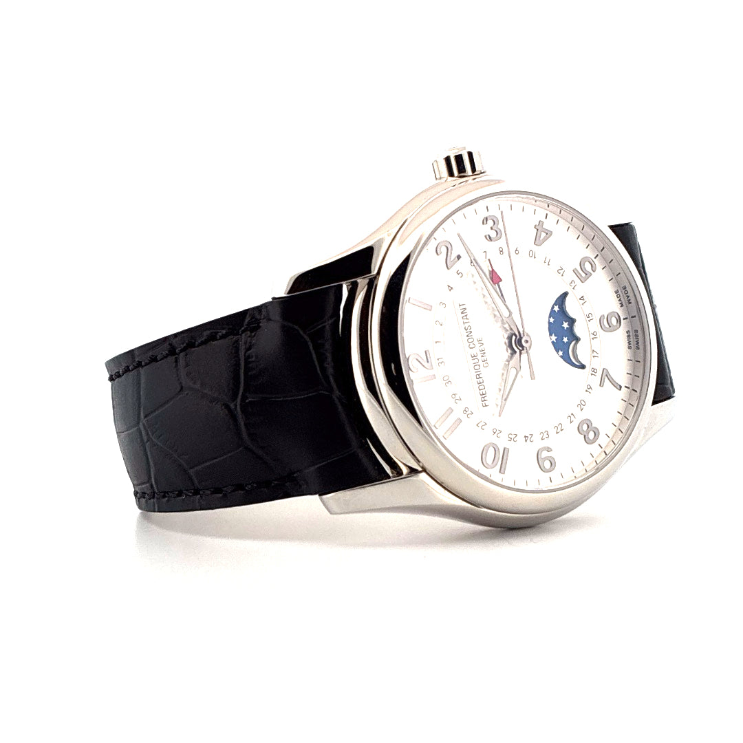 Frederique Constant Runabout Moonphase Automatik-Uhr mit weißem Zifferblatt und schwarzem Lederarmband auf weißem Hintergrund
