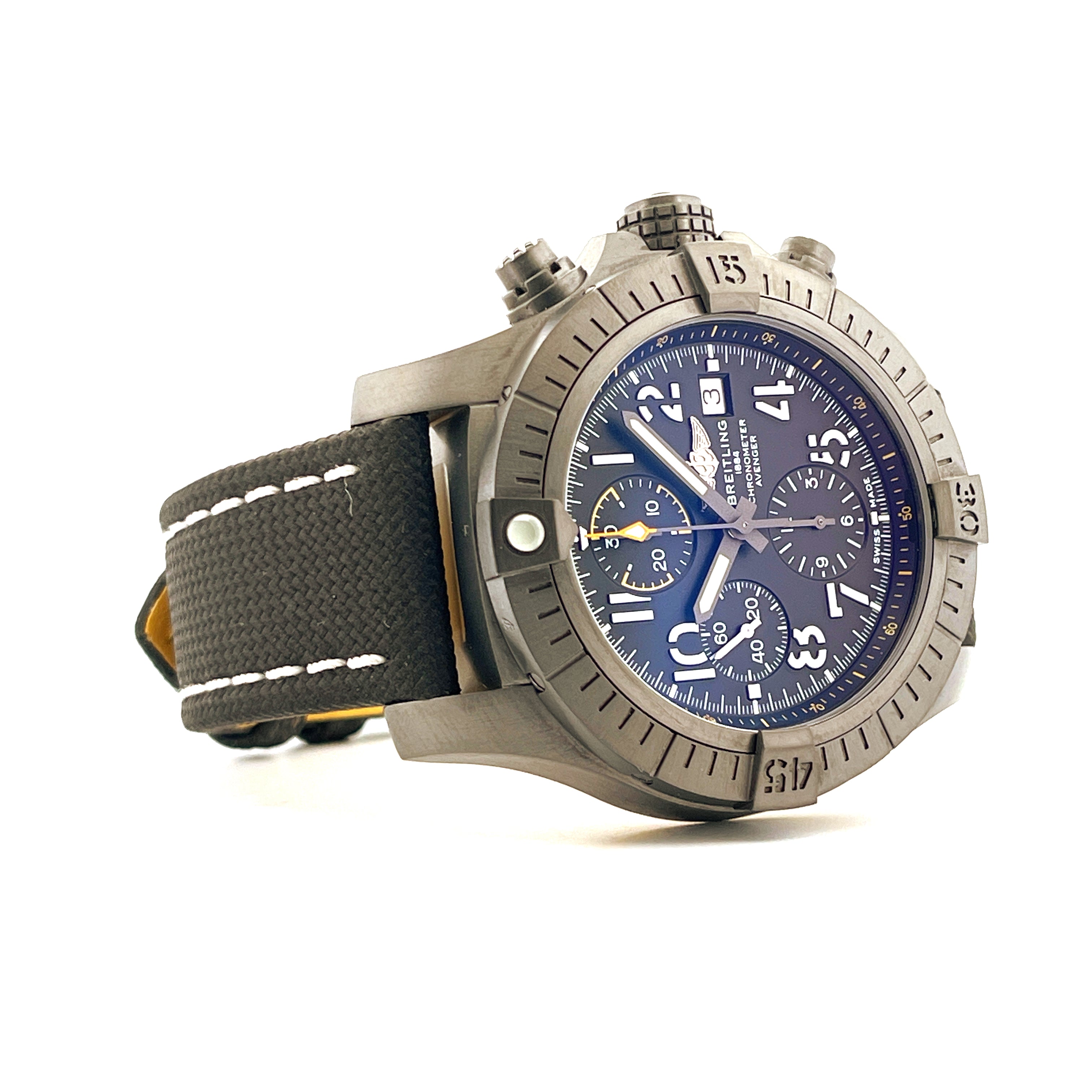 Breitling Avenger Chronograph Night Mission aus Titan DLC mit blauem Zifferblatt, im Profil vor weißem Hintergrund