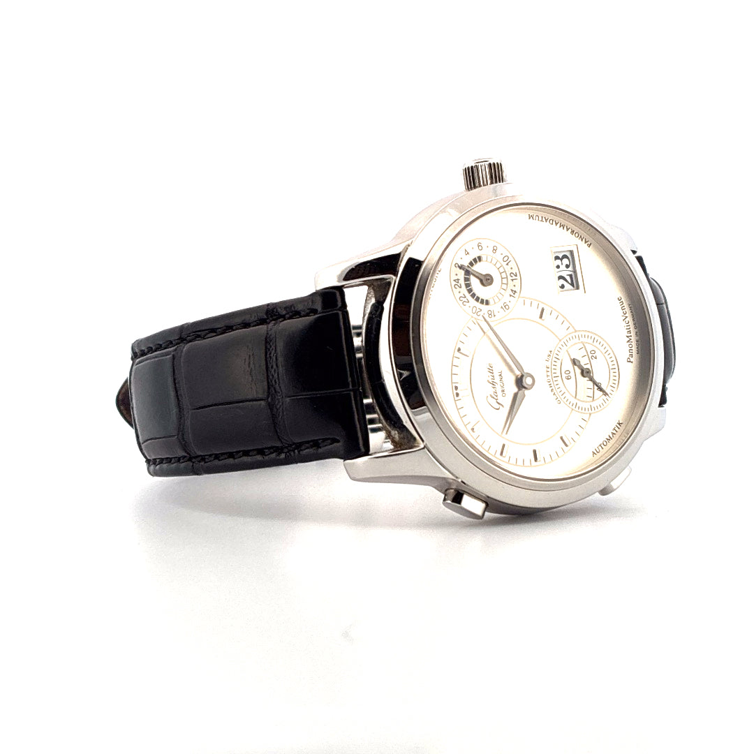 Glashütte Original PanoMatic Venue Herrenuhr aus Stahl mit schwarzem Lederarmband, auf weissem Hintergrund