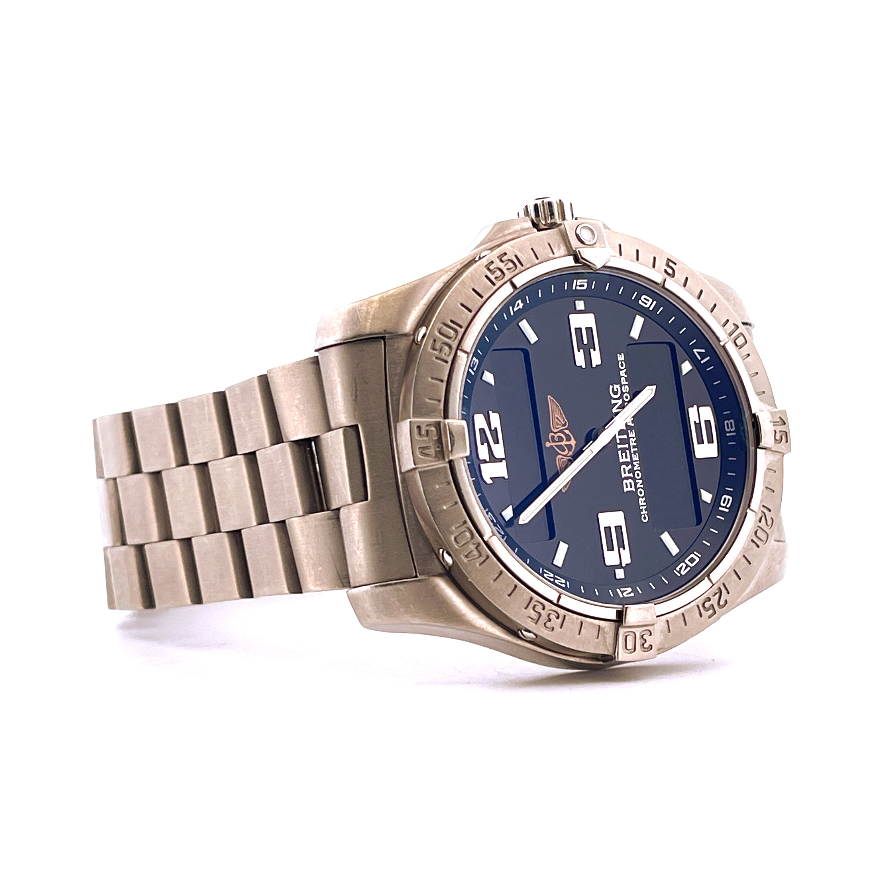Breitling Aerospace Avantage mit Titan-Gehäuse und blauem Zifferblatt in schräger Ansicht