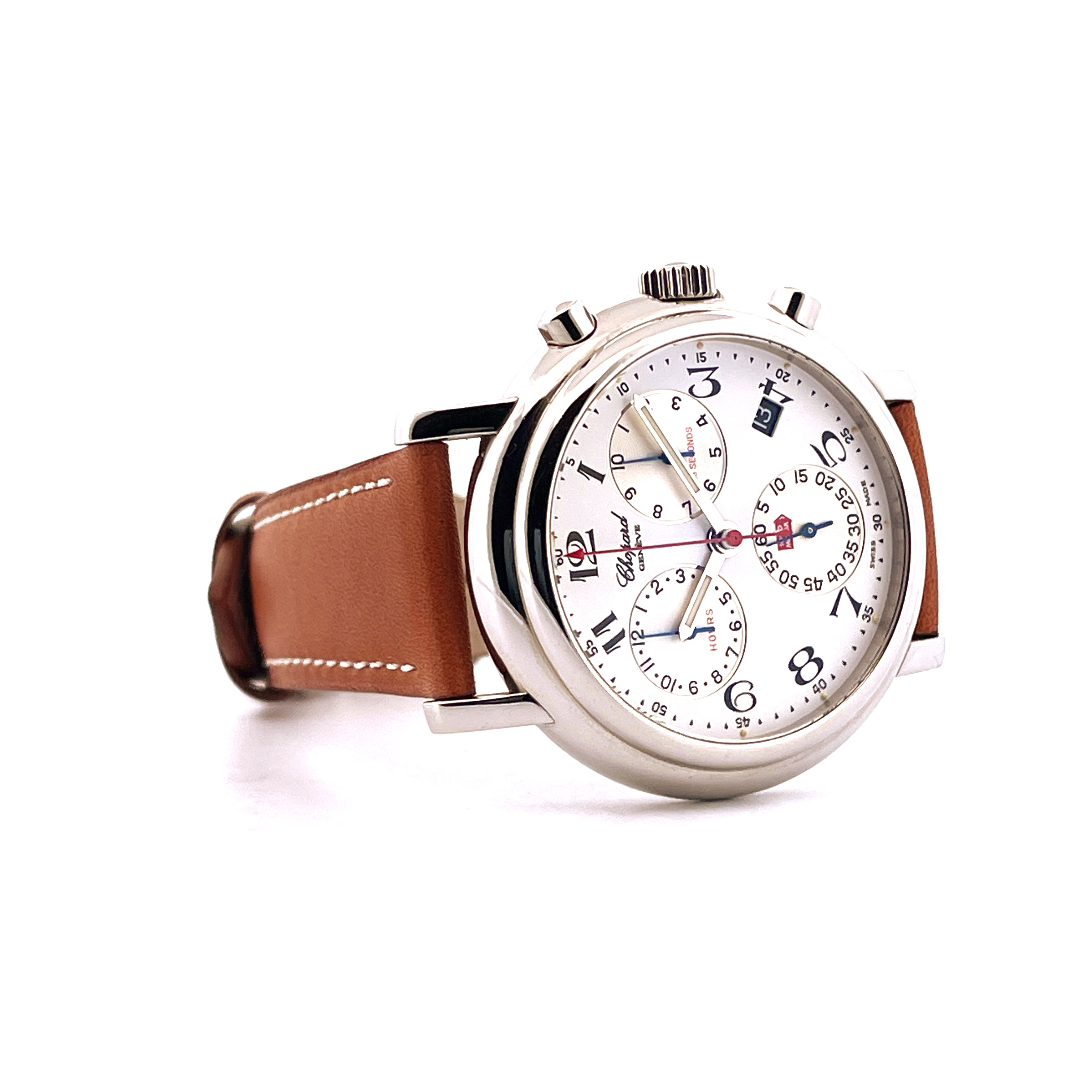 Chopard Mille Miglia Quarz, seitlich aufgenommen, silbernes Gehäuse, braunes Lederarmband, weißes Zifferblatt mit schwarze…