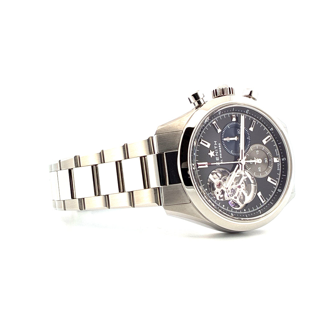 Zenith Chronomaster Open Automatic 39.5mm Edelstahl-Chronograph mit skelettiertem Zifferblatt auf weißem Hintergrund