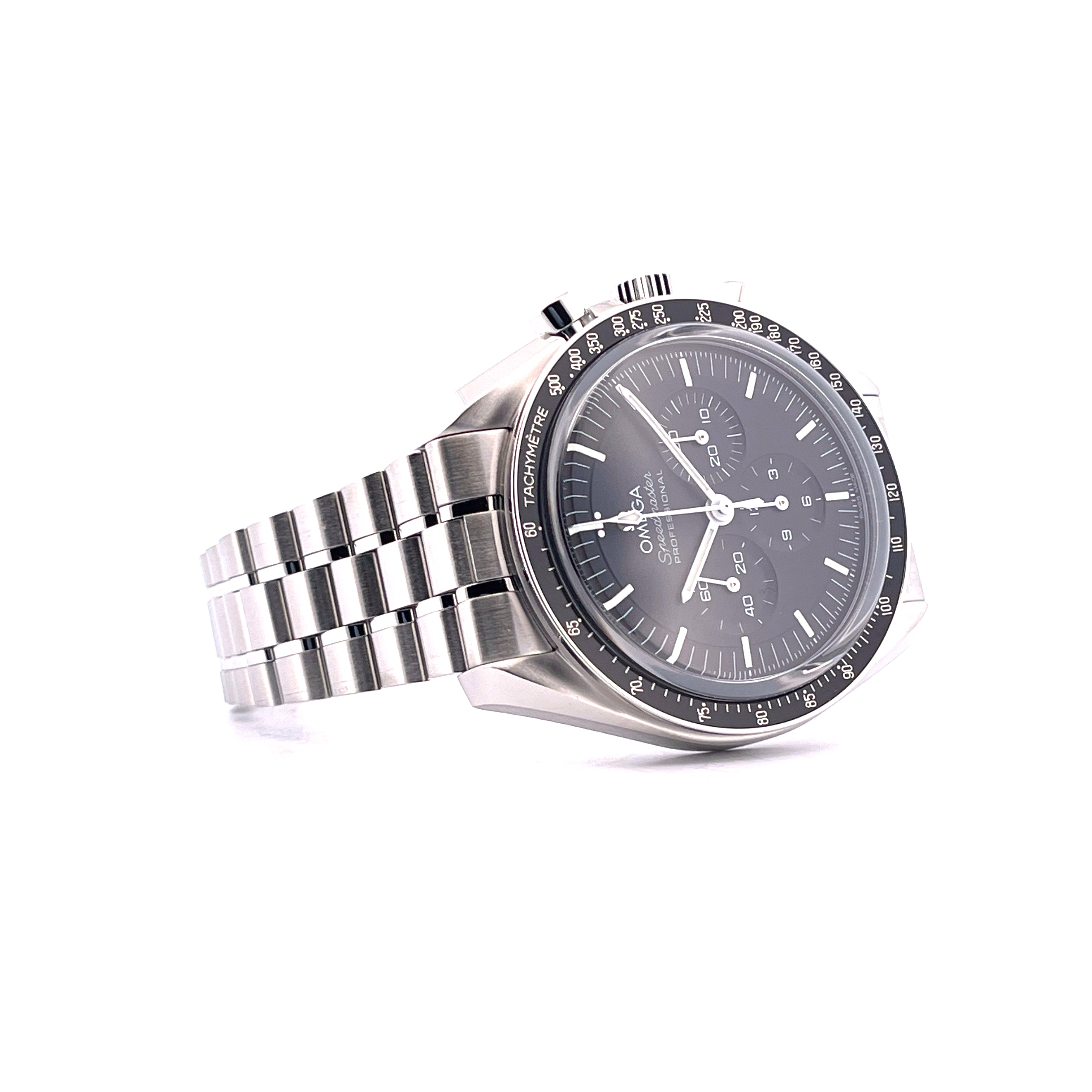 Omega Speedmaster Professional Moonwatch im Detail auf weißem Hintergrund