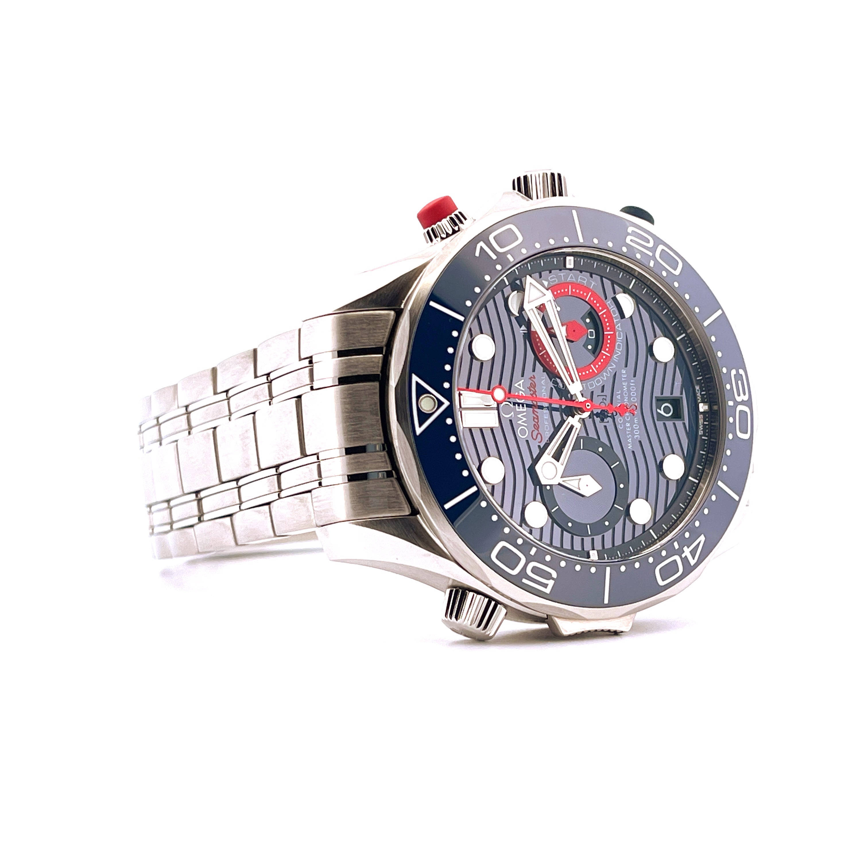 Omega Seamaster Diver 300m America's Cup Edelstahl-Chronograph mit grauem Wellenzifferblatt und blauer Lünette im Detail