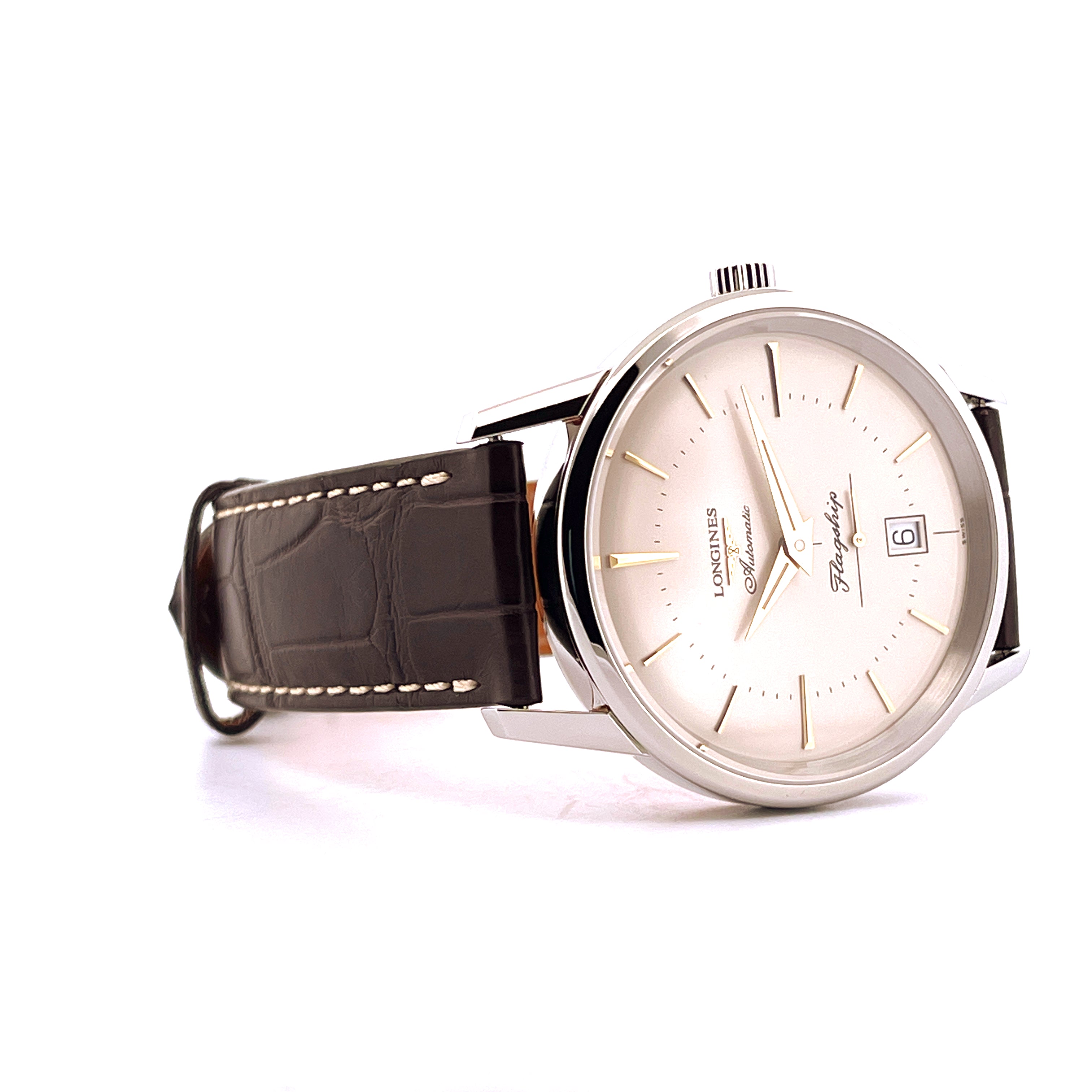 Longines Flagship Heritage Automatic im Detail mit braunem Lederarmband auf weißem Hintergrund