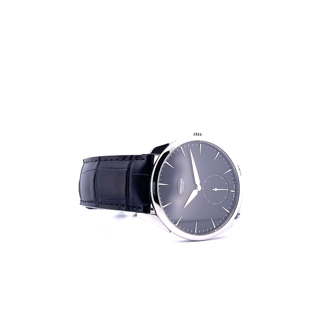 Parmigiani Tonda 1950 aus Stahl mit schwarzem Lederarmband, Frontansicht mit grauem Zifferblatt auf weißem Hintergrund