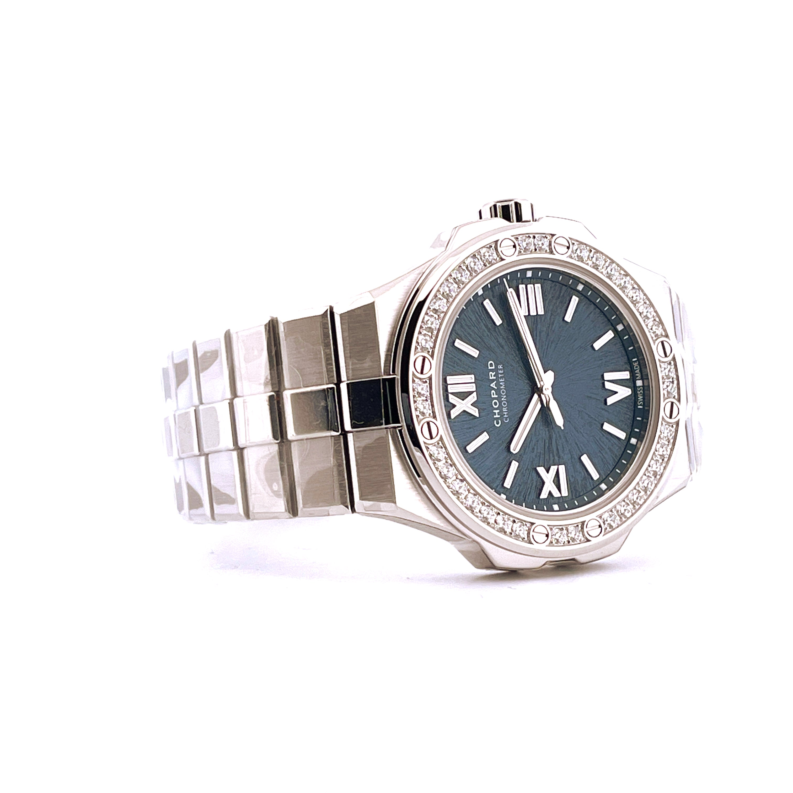 Chopard Alpine Eagle 33 mm Automatikuhr mit Edelstahlarmband und funkelnder Diamantlünette in Nahaufnahme