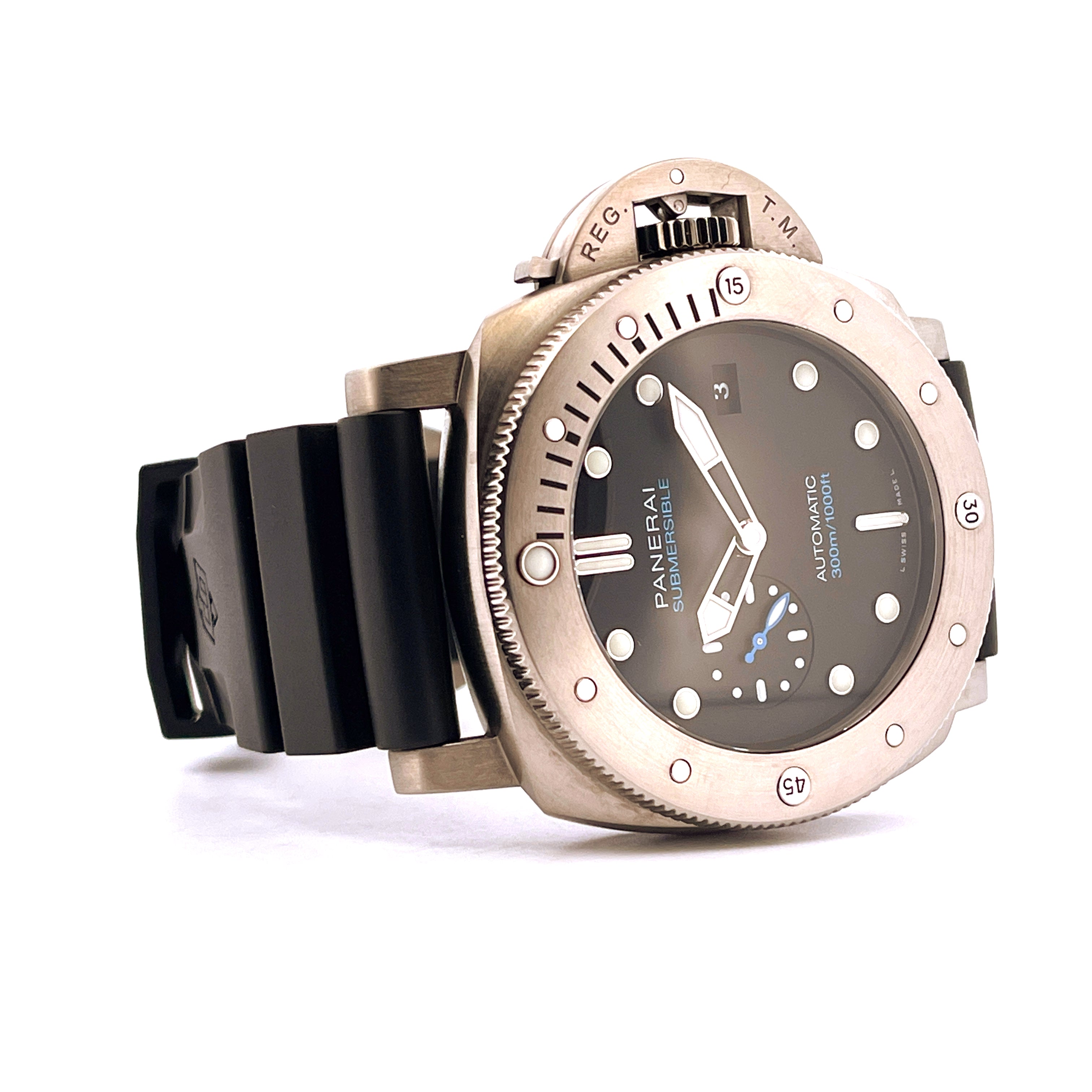 Panerai Luminor Submersible 1950 3 Days Titan gebraucht mit schwarzem Kautschukarmband auf weißem Hintergrund