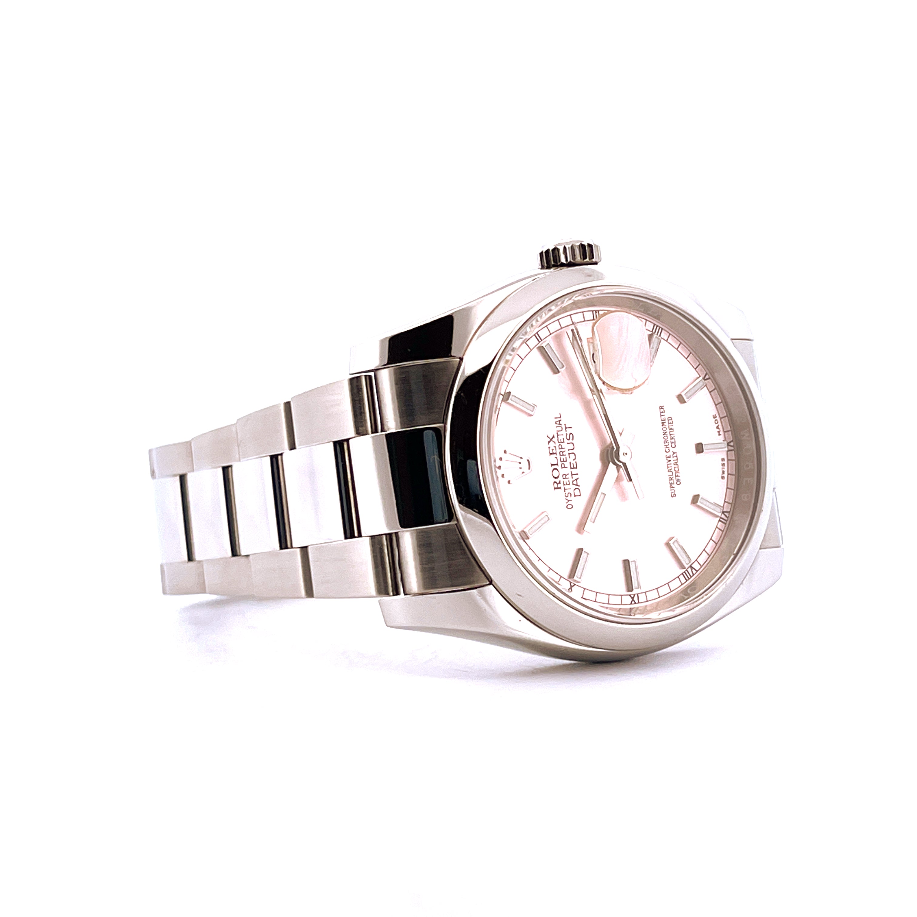 Eine Rolex Datejust 36 Pink im Profil aus Stahl mit rosa Zifferblatt auf weißem Hintergrund