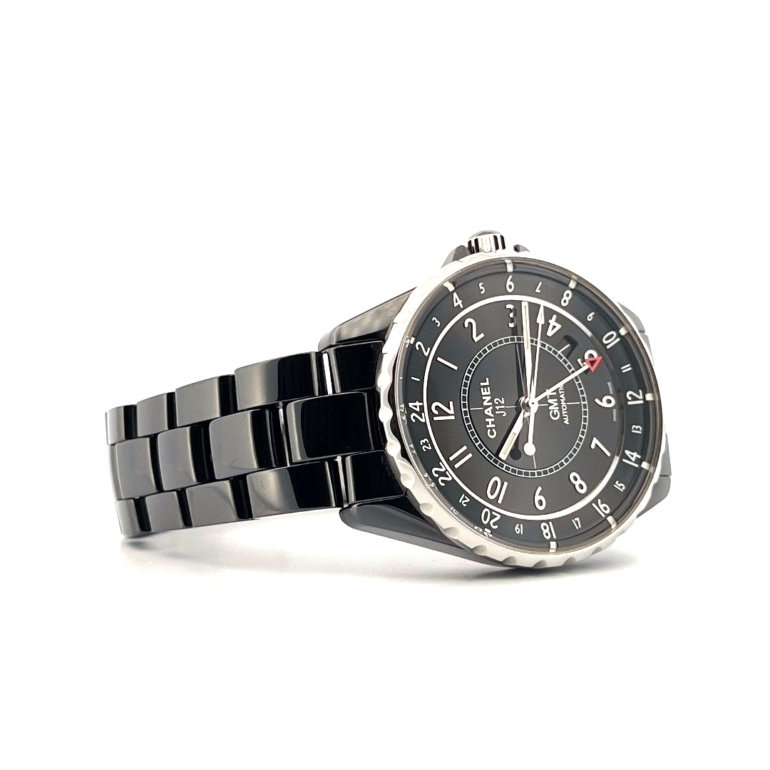 Chanel J12 GMT Keramik schwarz Automatik Uhr im Seitenprofil auf weißem Hintergrund