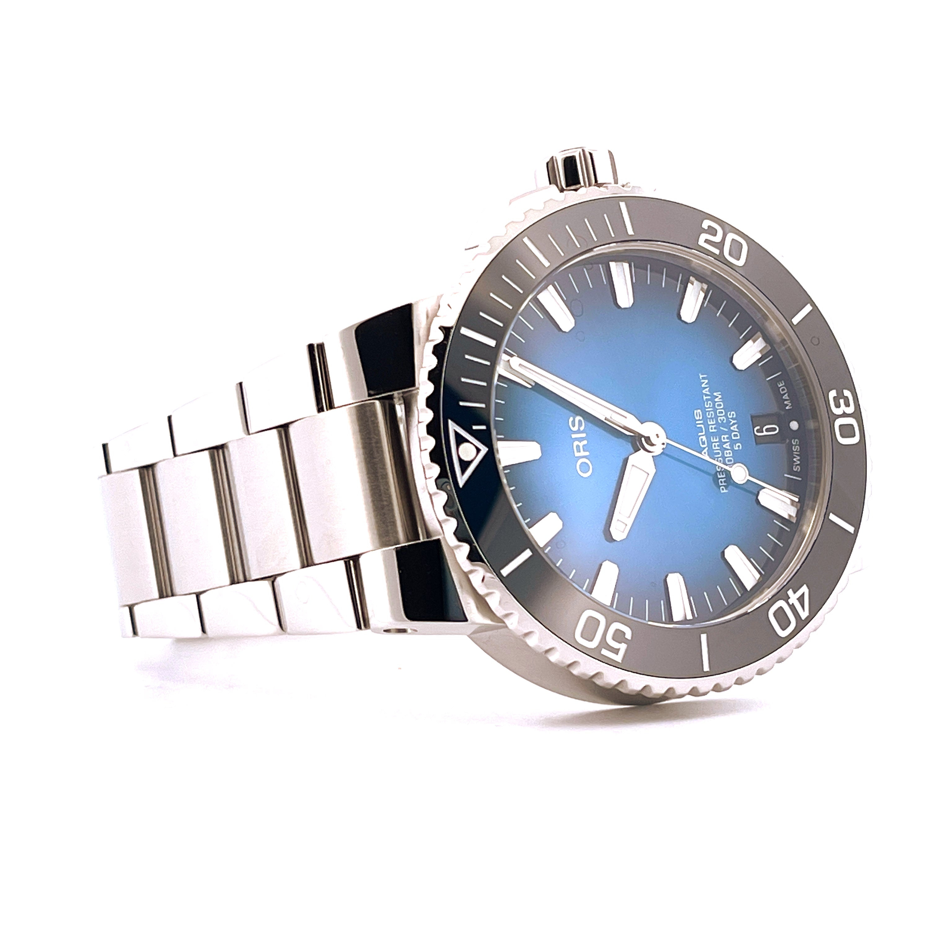 Oris Aquis Date Calibre 400 mit blauem Zifferblatt und Edelstahlarmband aus der Seitenansicht