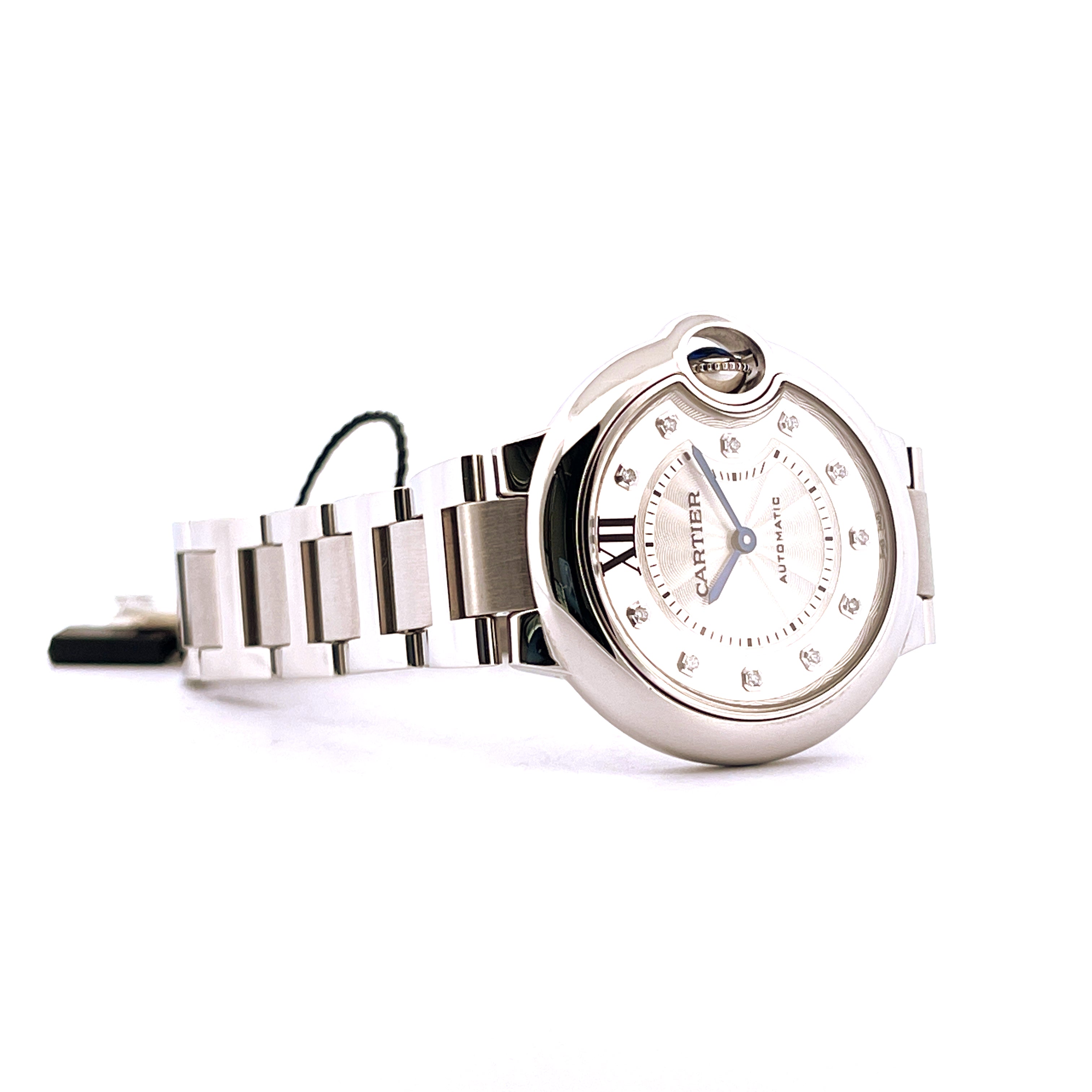 Cartier Ballon Bleu 33mm Automatik aus Edelstahl mit silbernem Zifferblatt und Index-Markierungen auf weißem Hintergrund