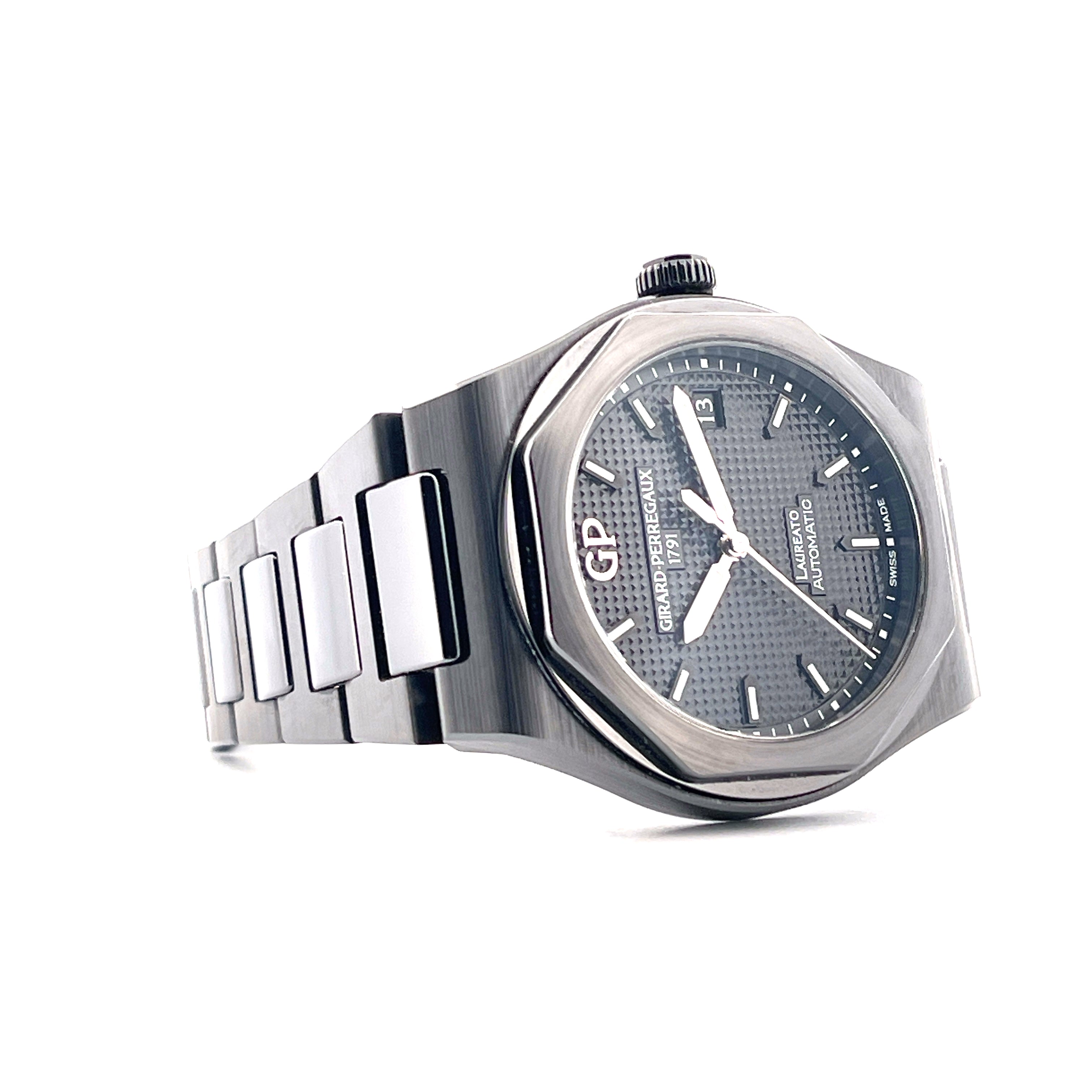 Girard Perregaux Laureato 38 Ceramic Automatikuhr in Seitenansicht mit grauem Zifferblatt und Keramikgehäuse