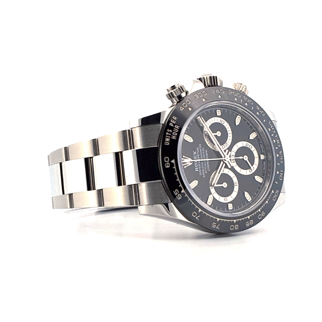 Rolex Daytona 116500LN mit schwarzem Zifferblatt im Seitenprofil auf weißem Hintergrund